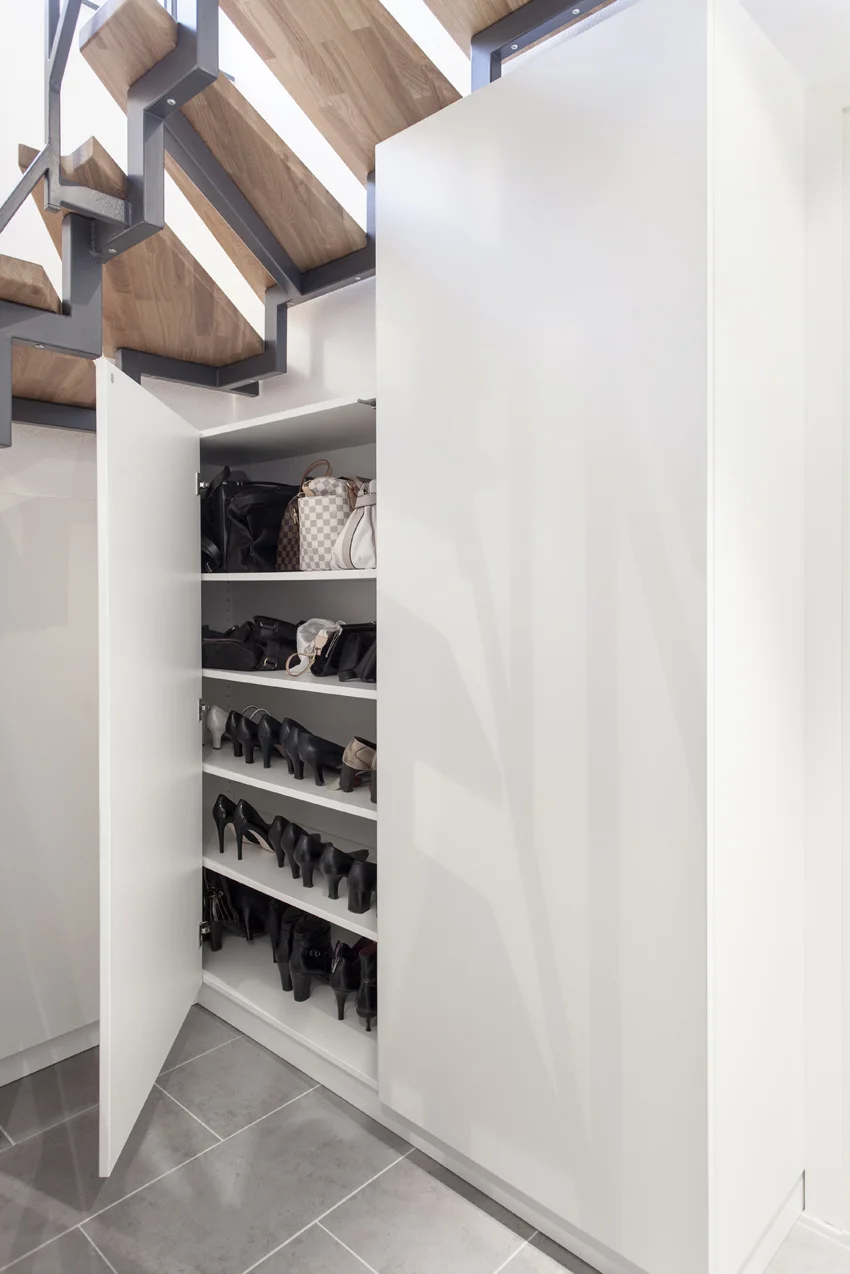 treppenunterschrank_schuhschrank_weiß_schreinerei_schmid_fahrenzhausen2.jpg