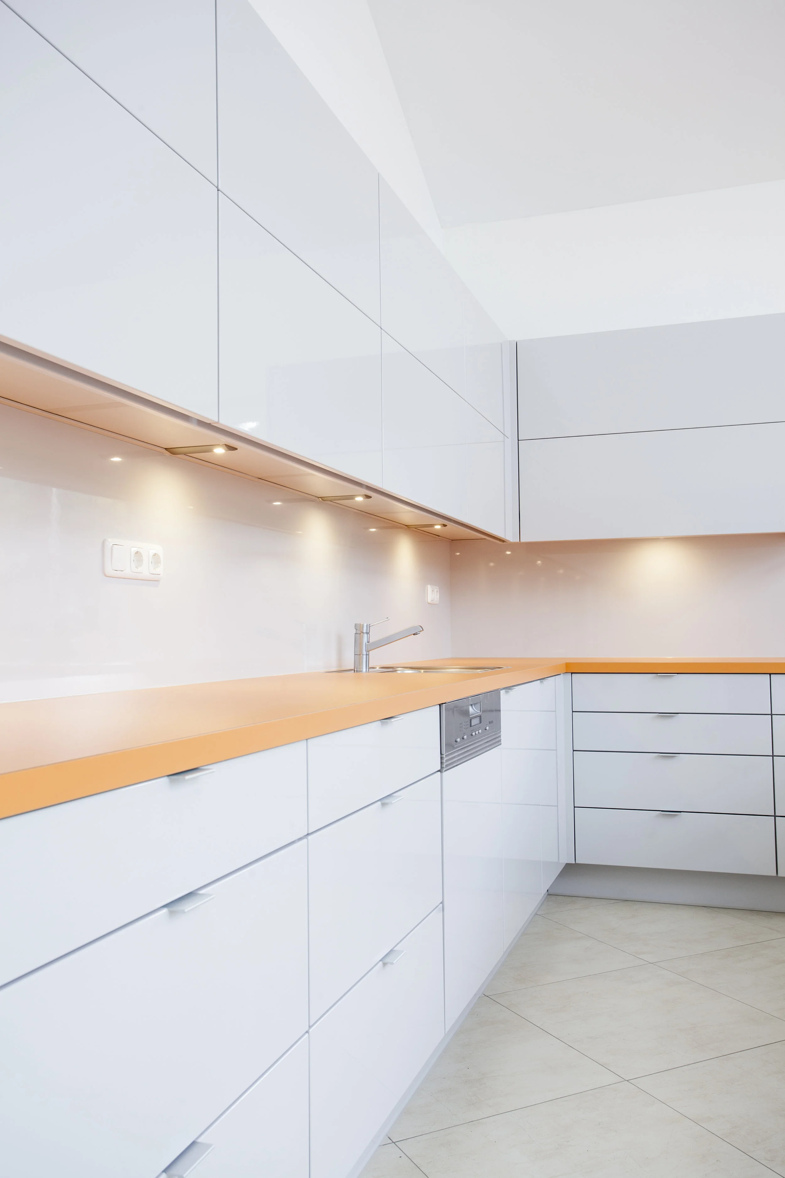 Schreinerei Schmid KÜCHE HOCHGLANZ BORA ABZUG 1.jpg