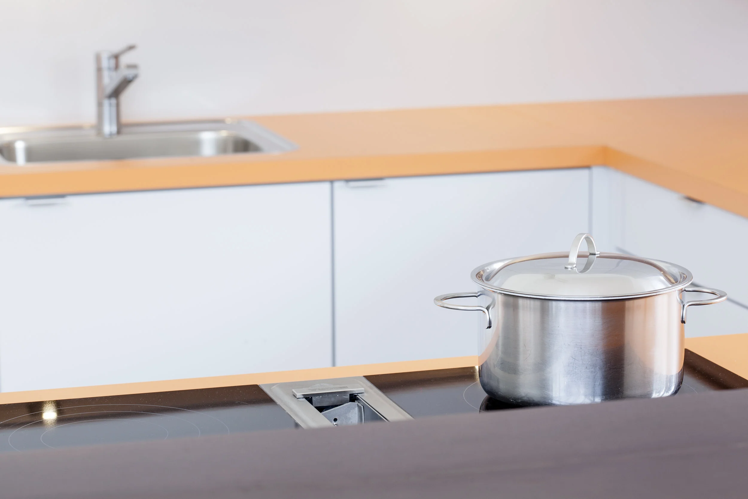 Schreinerei Schmid KÜCHE HOCHGLANZ BORA ABZUG 3.jpg