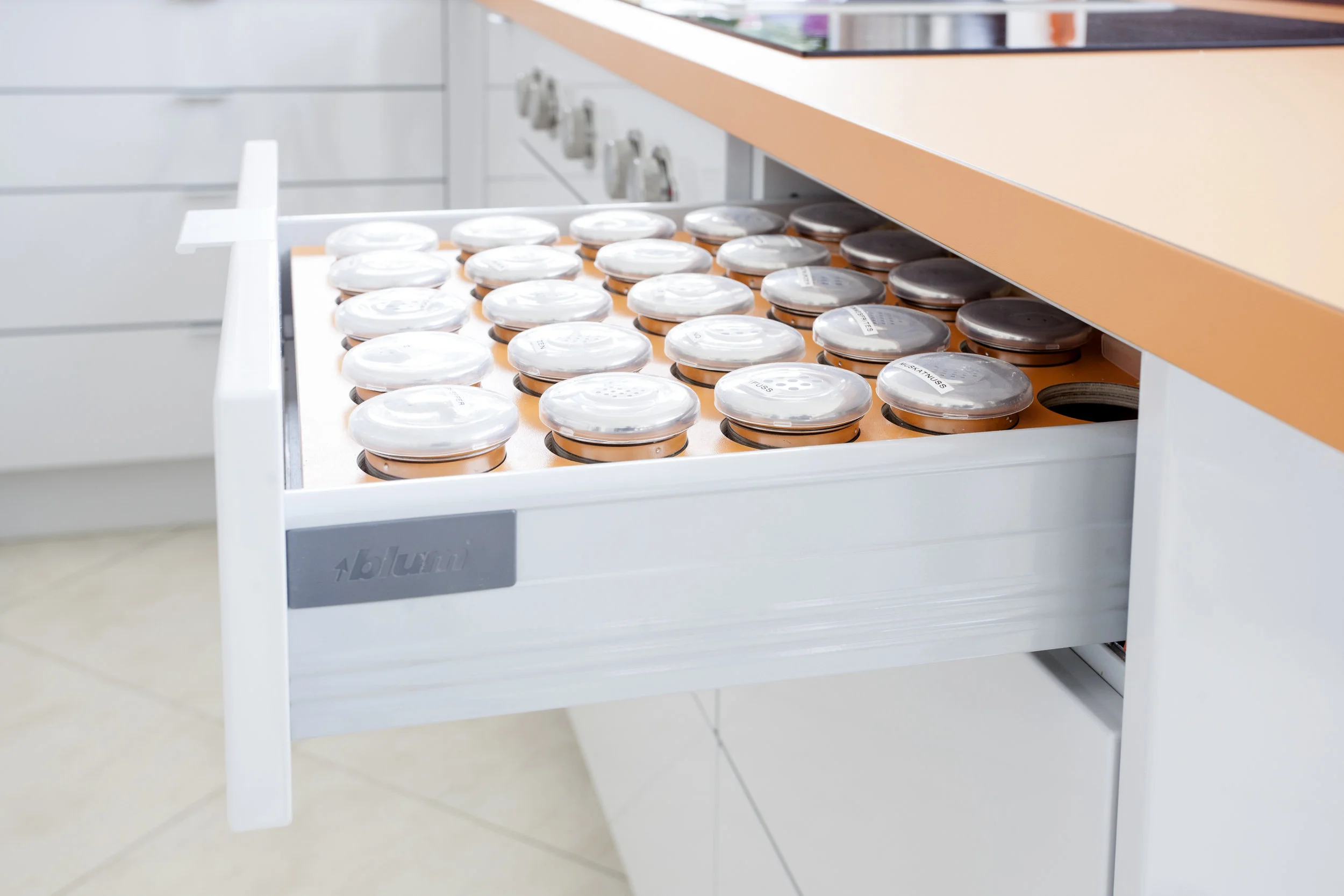 Schreinerei Schmid KÜCHE HOCHGLANZ BORA ABZUG 4.jpg