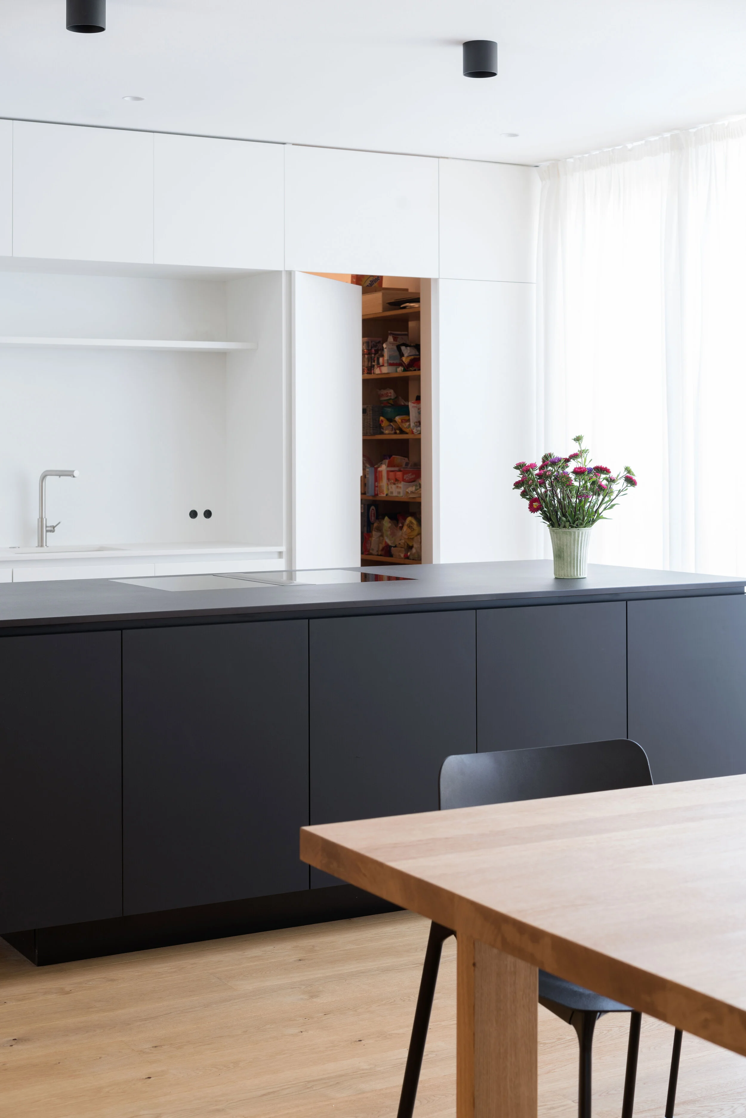 schreinerei_schmid_fahrenzhausen_LIE_kueche_schwarz_weiss_8.jpg