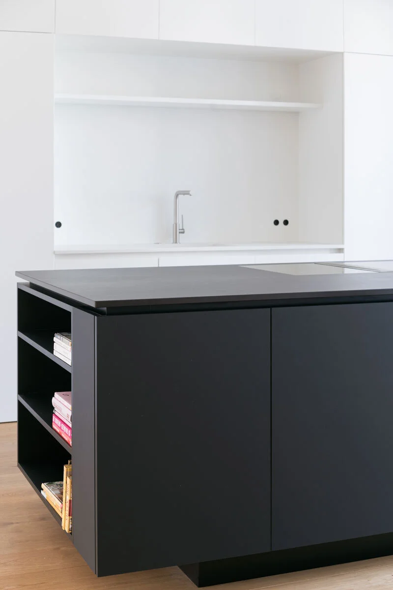 schreinerei_schmid_fahrenzhausen_LIE_kueche_schwarz_weiss_2.jpg