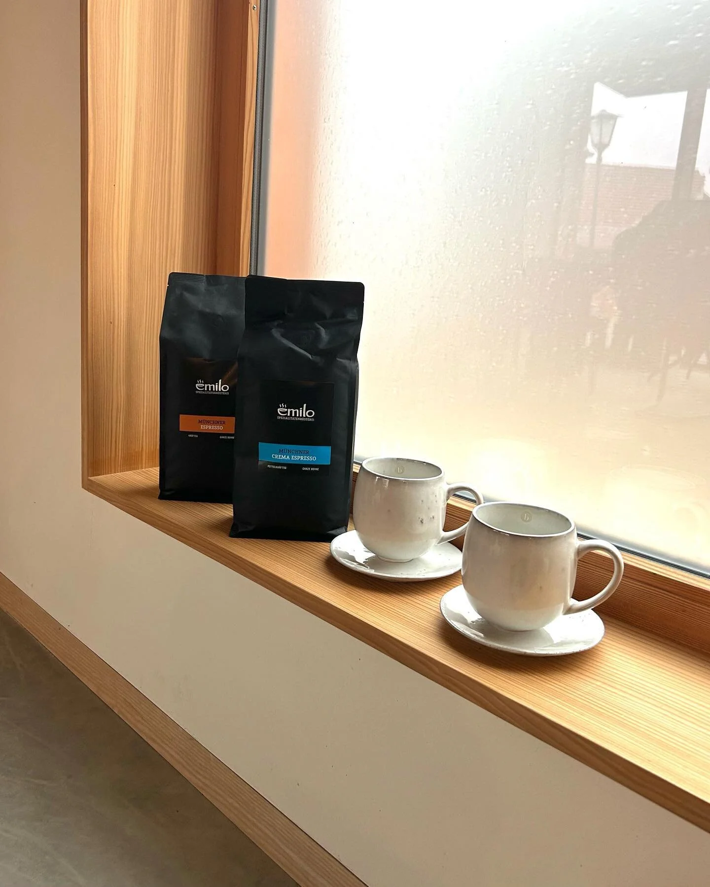 time to say goodbye 🖤 
Wir bedanken uns f&uuml;r die wundervollen
Kaffeemomente, die uns @emilocoffee geschenkt hat. &Uuml;ber JAHRE hat uns jede einzelne Bohne unsere Montage gerettet, unseren Alltag vers&uuml;&szlig;t und unsere Kaffeetrascherl le