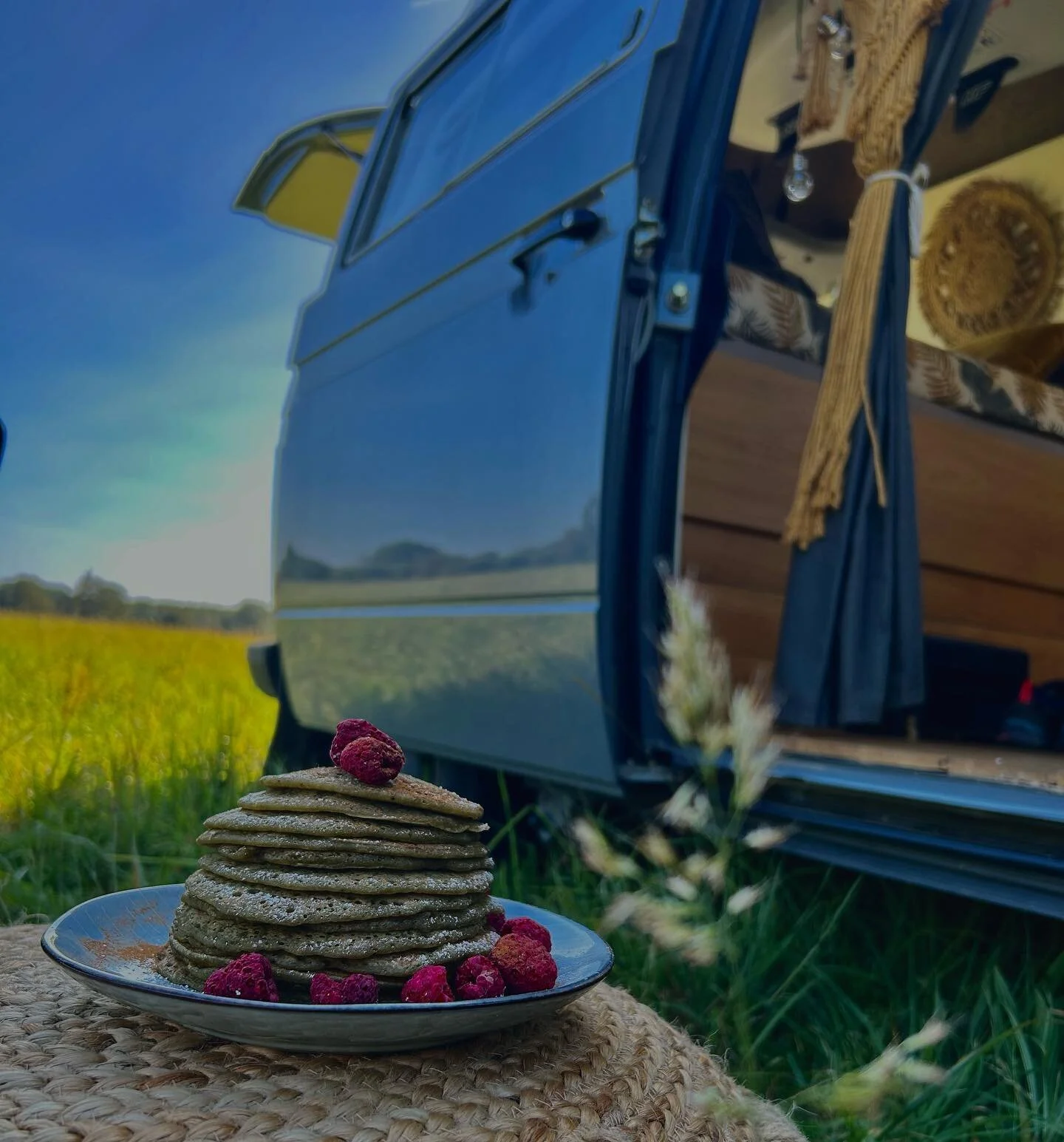 zum Wochenende m&ouml;chten wir euch unsere MATCHA PANCAKES zeigen 🥞🍵
einfach nur YUM, mit dem bio Matchapulver &amp; mit buah Fr&uuml;chten kombiniert 🍓 

#matcha #pancakes #bio #outdoors #nature #vanlife #hideout #green #buahfruits #homedecor #l