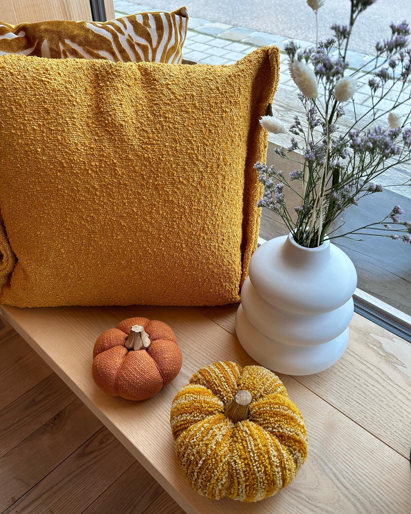der Herbst schleicht sich an 🍂 

#cozyhome #homedecor #interiordesign #interior #autumn #pumpkin #gem&uuml;tlicheszuhause #plant #plantlover #blumenliebe #herbst #herbstdeko #k&uuml;rbisdeko #k&uuml;rbis