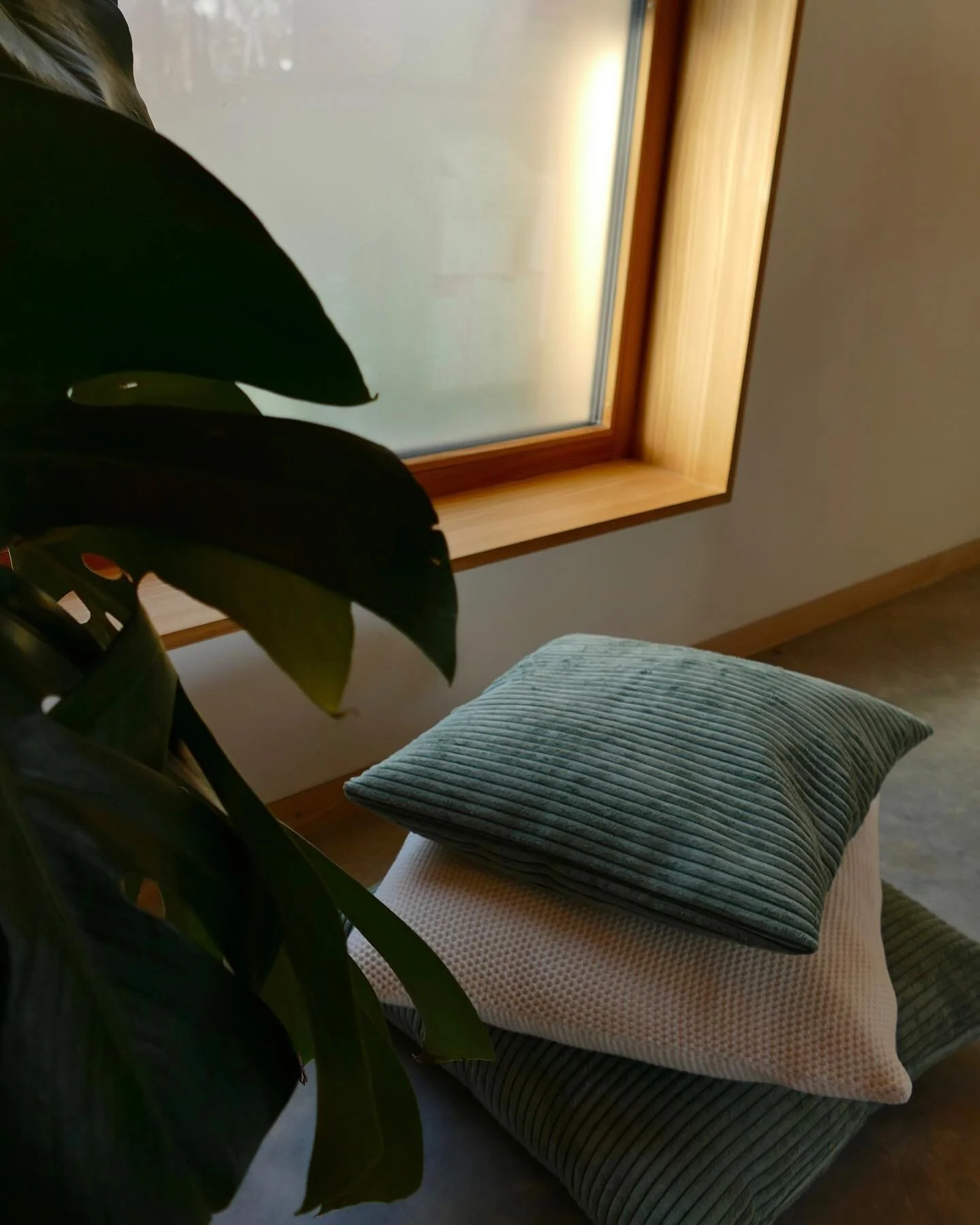 Jeder Tag bietet eine neue Chance, seine Umgebung zu genie&szlig;en, neu zu gestalten - und dabei frische Farben in sein Zuhause einziehen lassen 🌼 

#homedecor #kissen #&ouml;kotex #interiordesign #fr&uuml;hling #gem&uuml;tlichkeit #zuhause #johann