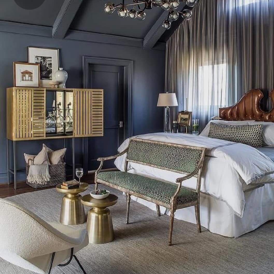 Teleport me please. Quick forward roll on that bed, sit ladylike on the 'to die for' seat and have a little glass of something from the unexpected but bloody lovely cabinet, 🥂 then..put the cushions and throw out, have chats and snacks. Dream. 💭
De