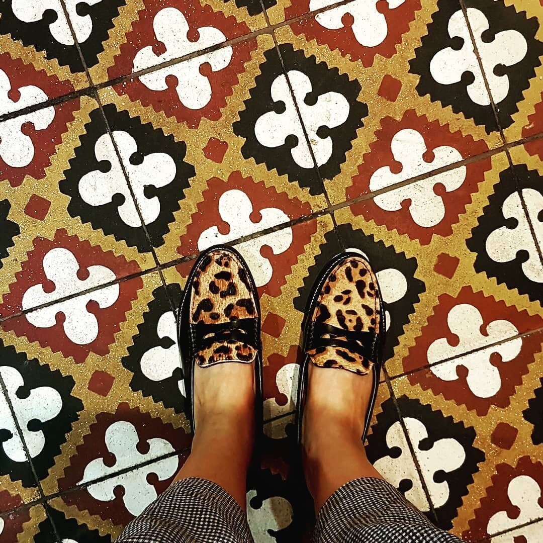 Combo at Greenberry caf&eacute; ◼🔶⚂
And they do great Cheesecake too.
*
*
*
#cafe #tile #ihavethisthingwithfloors 
#interior #interiors #interiorstyle 
#flooring #tiledesign #bathroom
#restroom #animalprint #shoes #shoesaddict