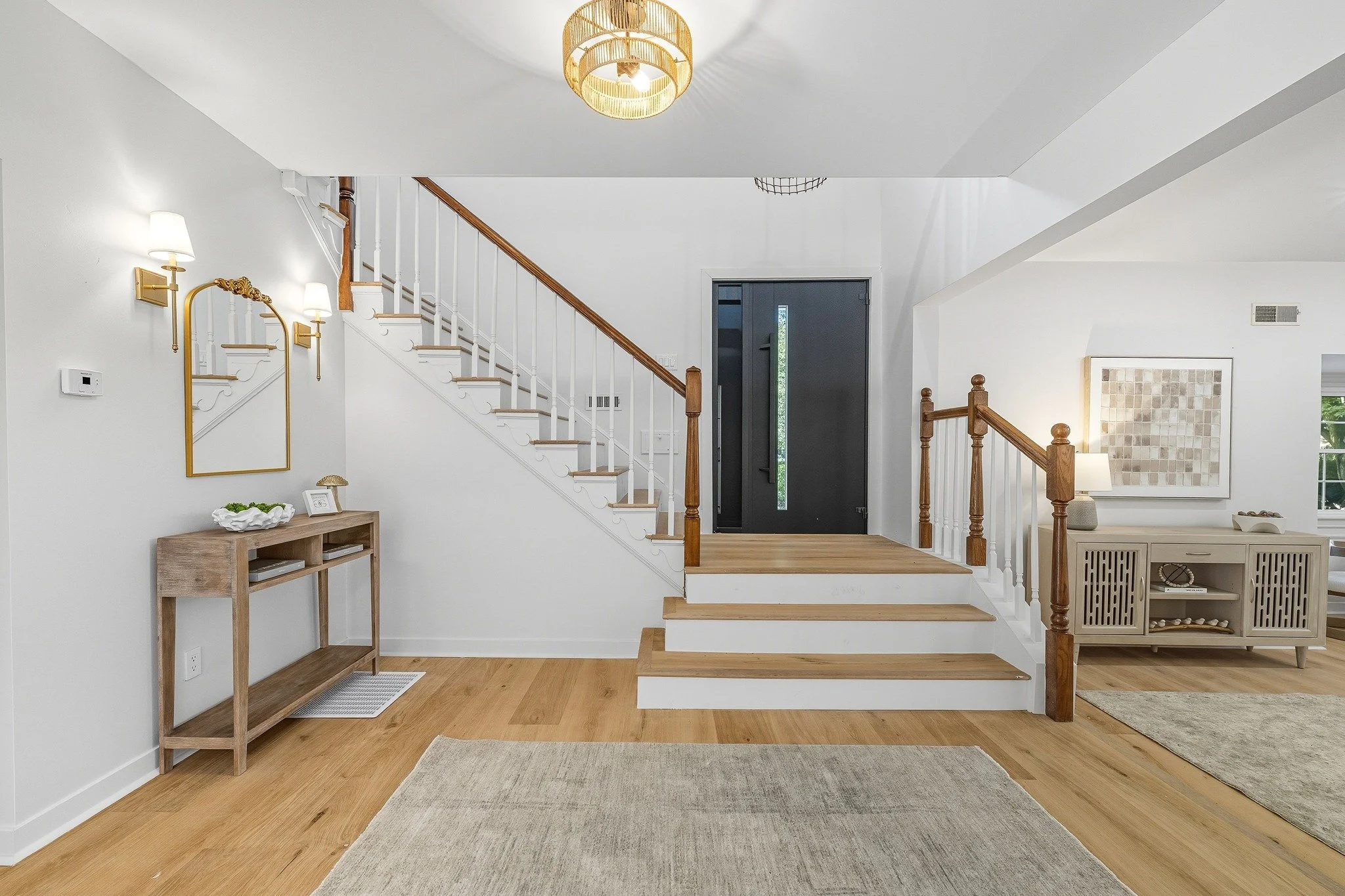 A warm welcome starts in a beautifully staged entryway like this. Designed by Gray Staging &amp; Design, where every detail leads home 🏡

#graystaginganddesign #entryway #homestaing #stagedhome #indianapolisindiana #homestager #livingroomstaging #in