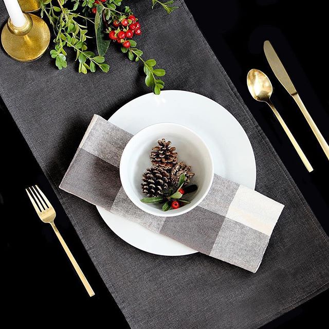 This table setting by @loomdecor is filling me with Christmas cheer! 🎁🎄❤️