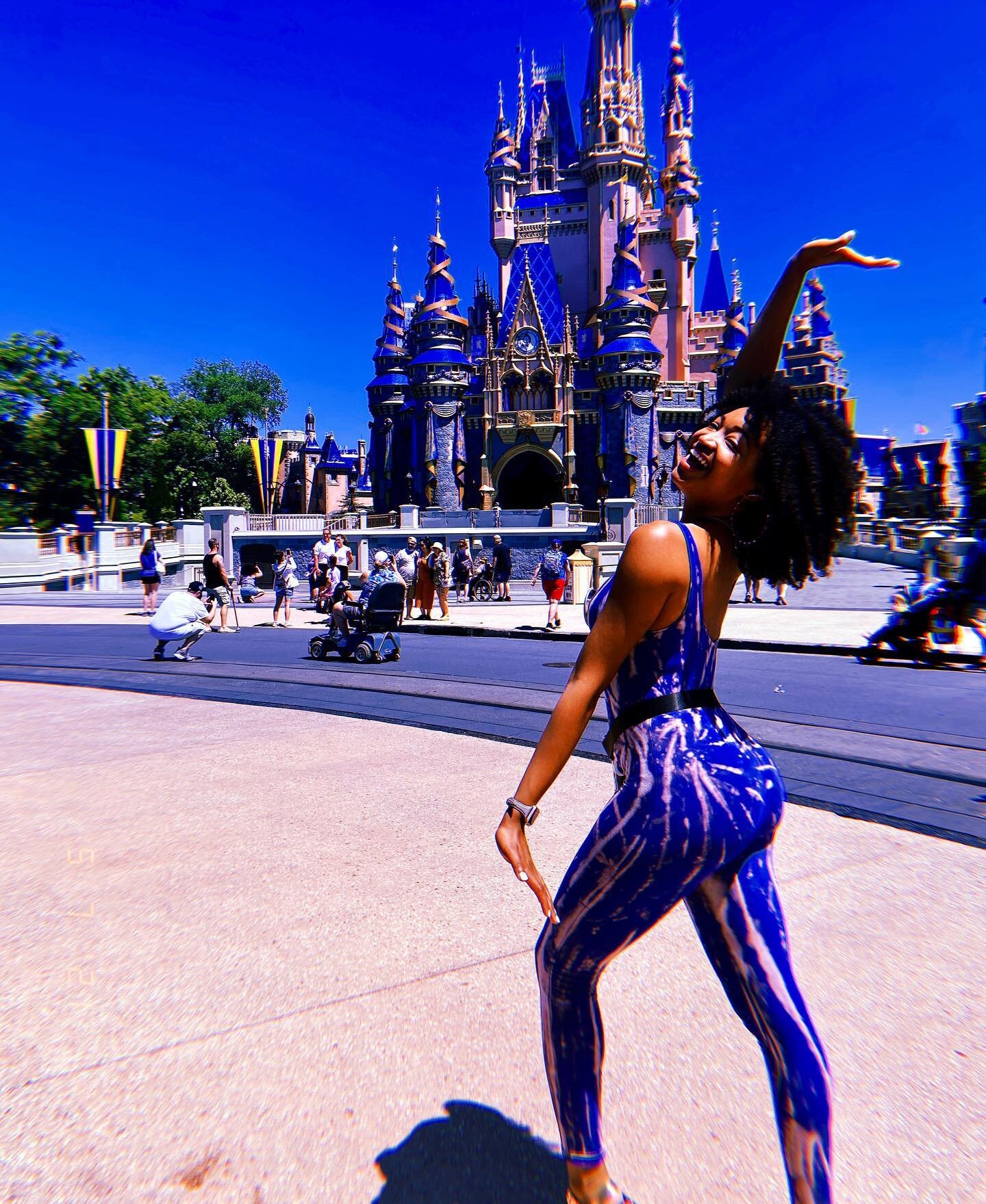 Social &ldquo;Disney&rdquo;ing ☺️ with the Happiest Girl on Earth ✨
.
.
.
.
.
#atlantaactress #bombchel #disneyworld #bestdayever #fashionista #streetstyle #naturallyshesdope #naturalchixs #bestdayever❤️ #disneyoutfit #disney #magickingdom #magicking