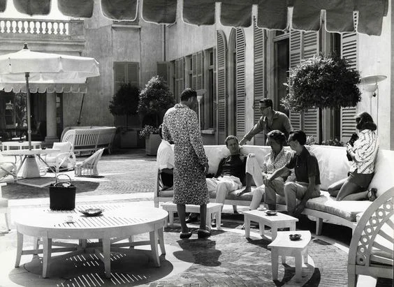Marella Agnelli and Gianni Agnelli with friends on the terrace of La Leopolda, July 1957. Photo by Benno Graziani