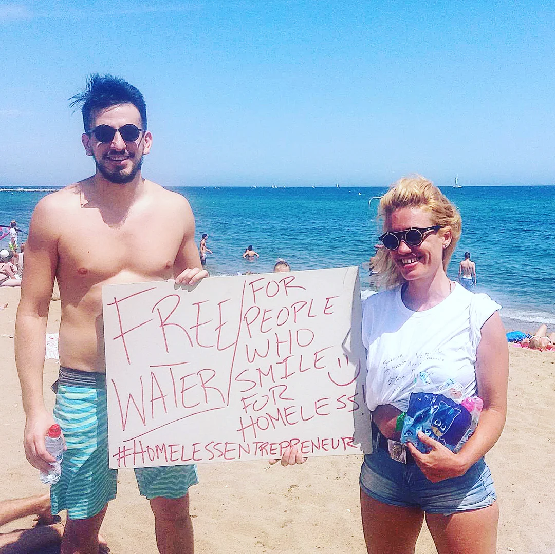 "¡1 botella de agua gratis por 1 sonrisa para personas sin hogar" durante nuestra actividad #TDELC, #HomelessEntrepreneur (s) dio agua a que pasaban por la playa a cambio de una sonrisa. ¡Incluso llegamos a conocer a otra organización sin hogar de Escocia! #DunedinCanmore #TodosDurmiendoEnLaCalle