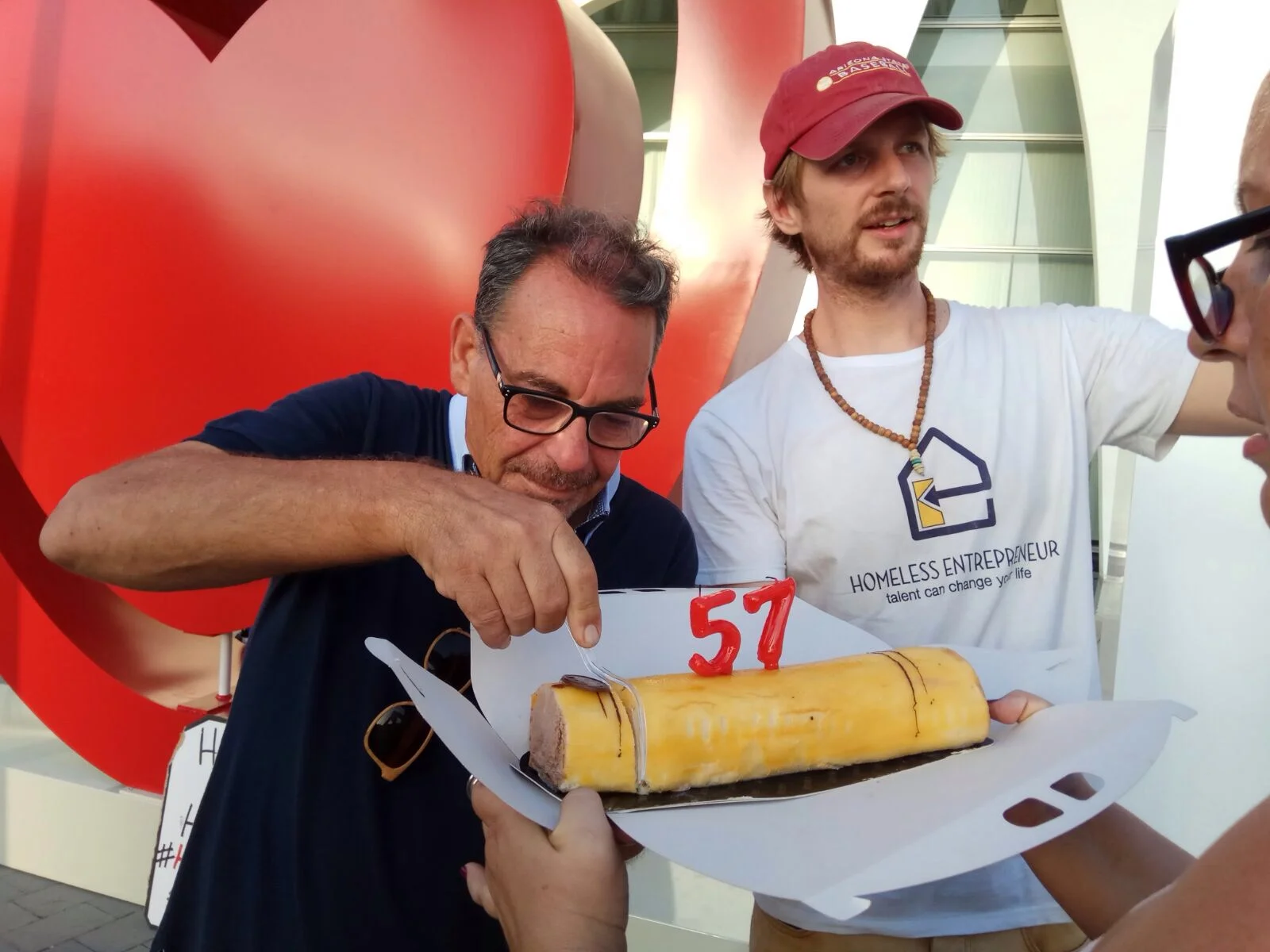 Celebrando el cumpleaños de Tomás, un #HomelessEntrepreneur que ya se ha graduado, durante el evento de #TodosDurmiendoEnLaCalle en el congreso del European Society of Cardiology.