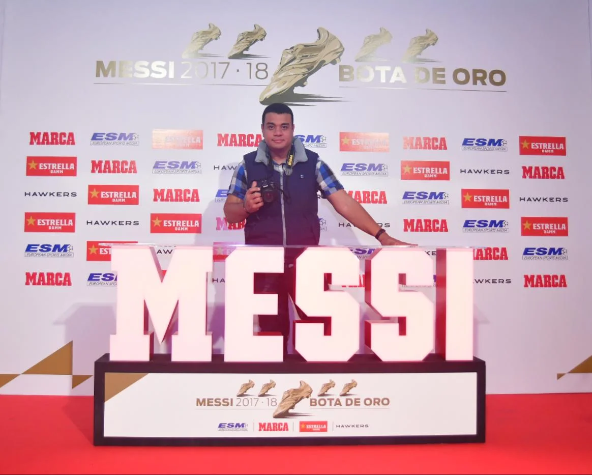 Beto , convirtiéndose en el objetivo de la cámara para inmortalizar un momento lleno de emoción para él en muchos sentidos, por su apasionante trabajo como #Fotógrafo, por su afición al #FCBarcelona y por ir acompañado de su comunidad de #HomelessEntrepreneur, con la que comparte experiencias a diario.