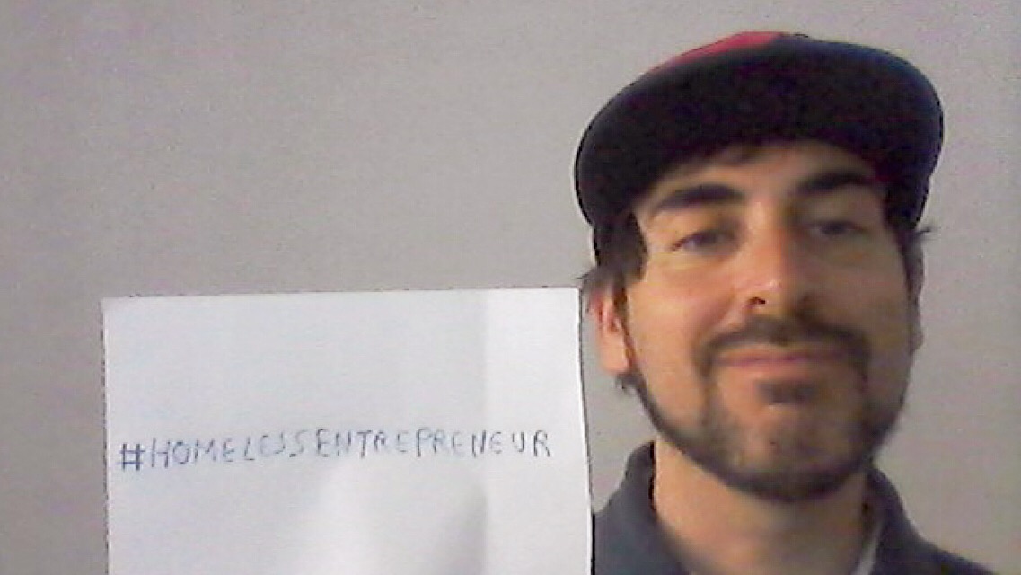 Tomas busca trabajo como editor #HomelessEntrepreneur