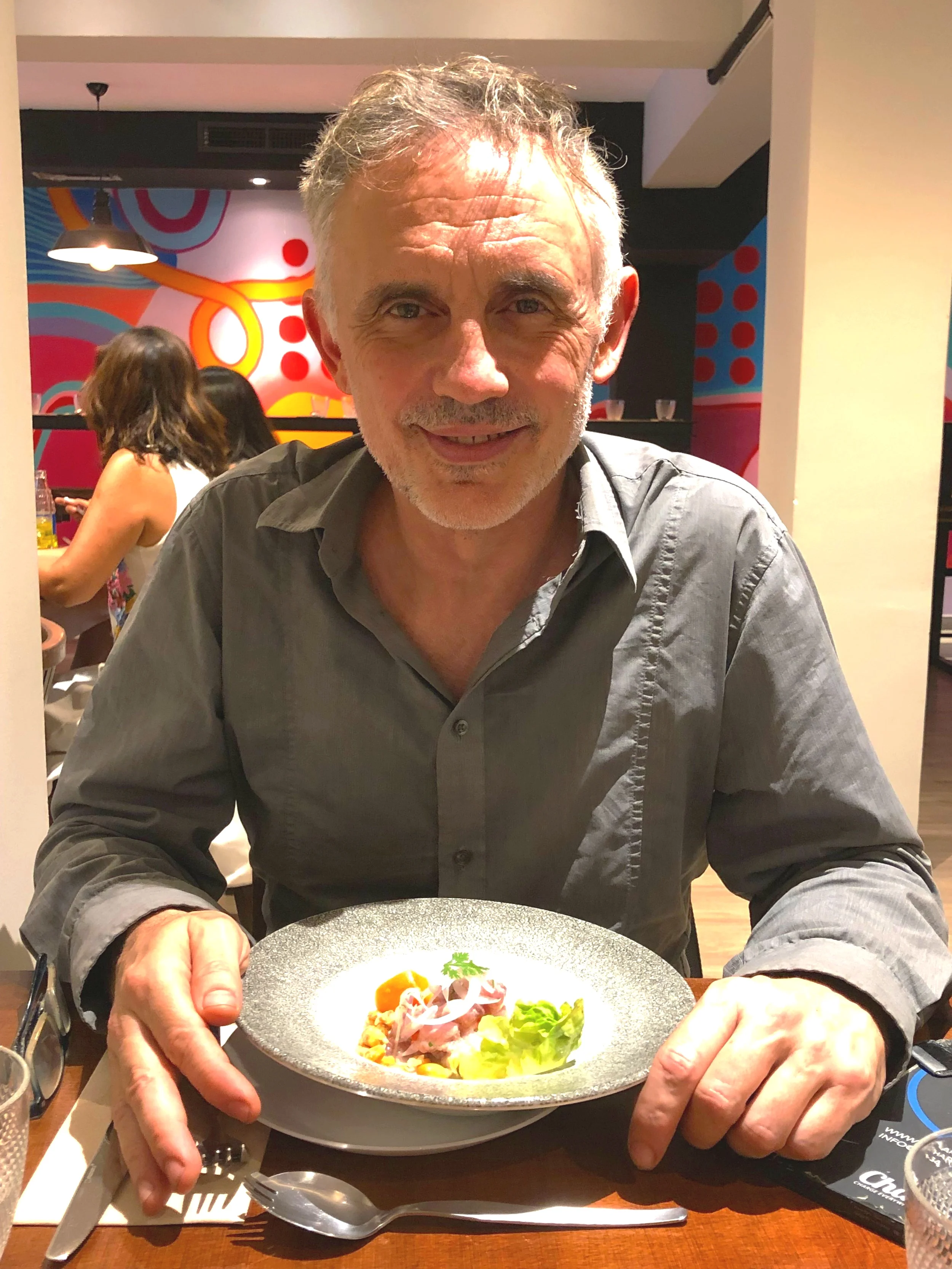 Álex de la Nuez apunto de comer el mejor ceviche que ha tomado en muchísimo tiempo.