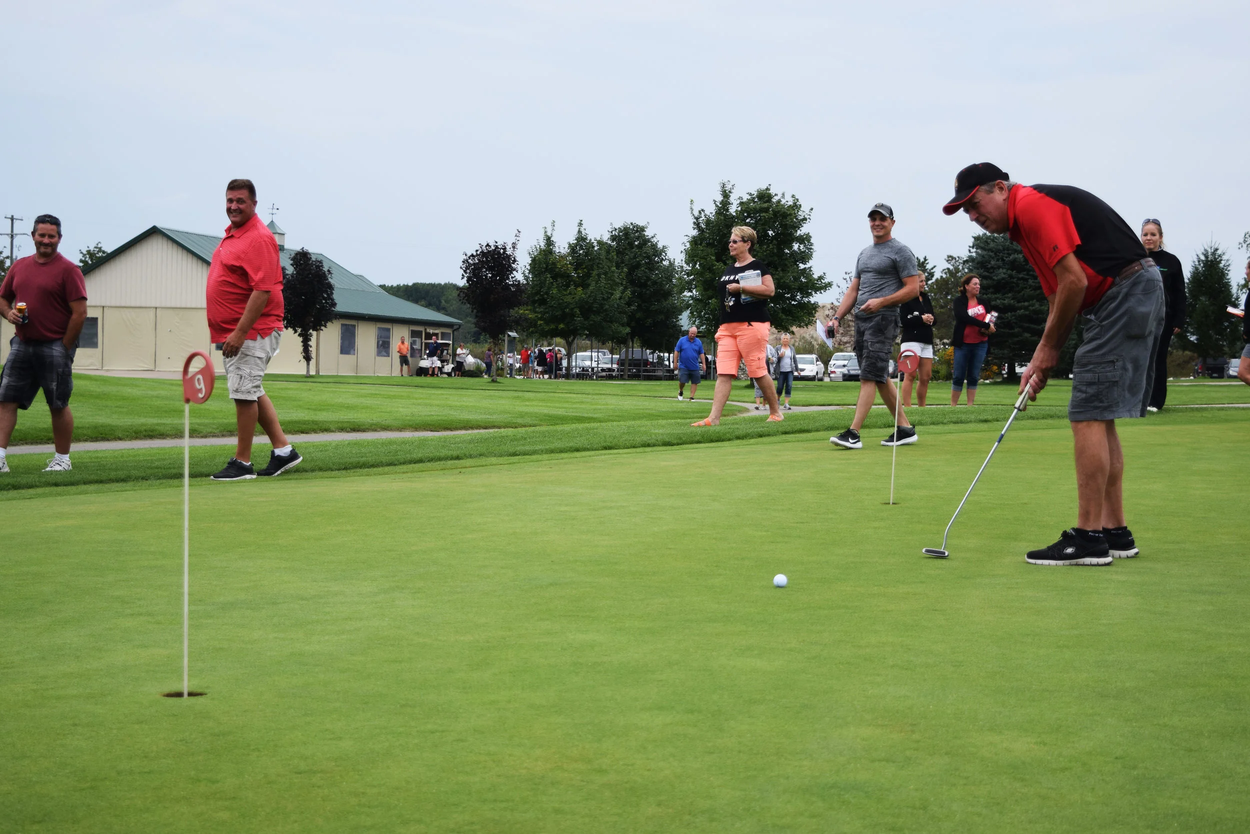 Dan Lipski putting for first place