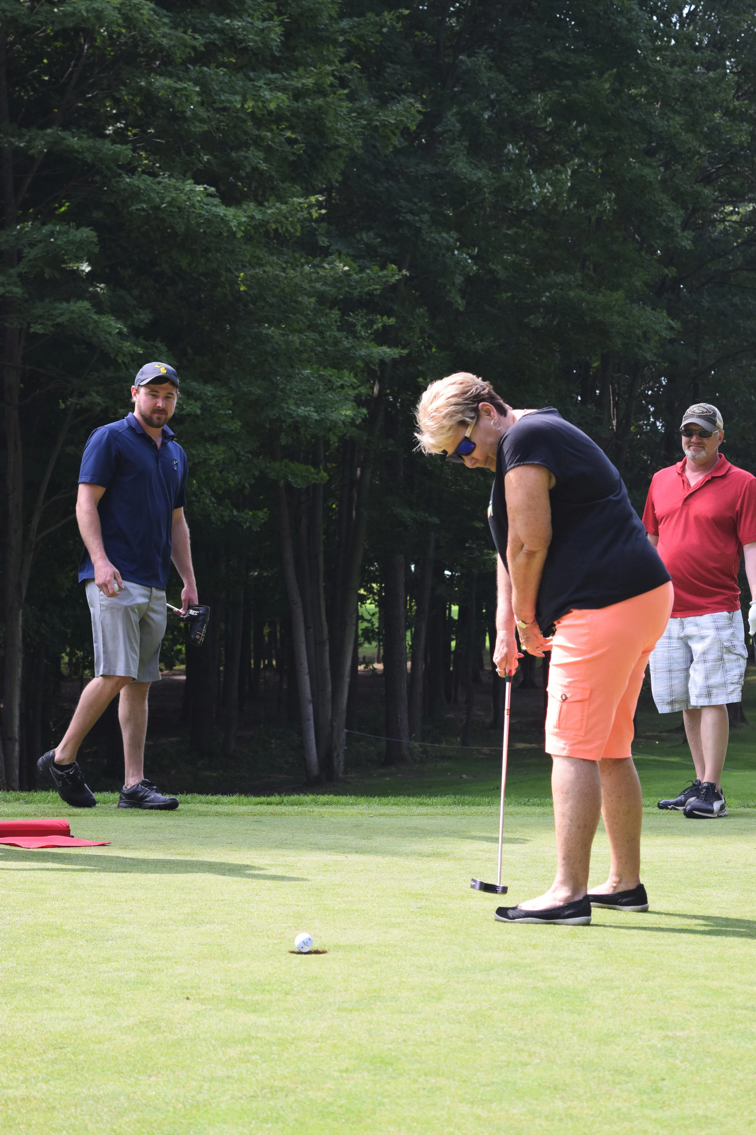 Gladys Veltkamp putting