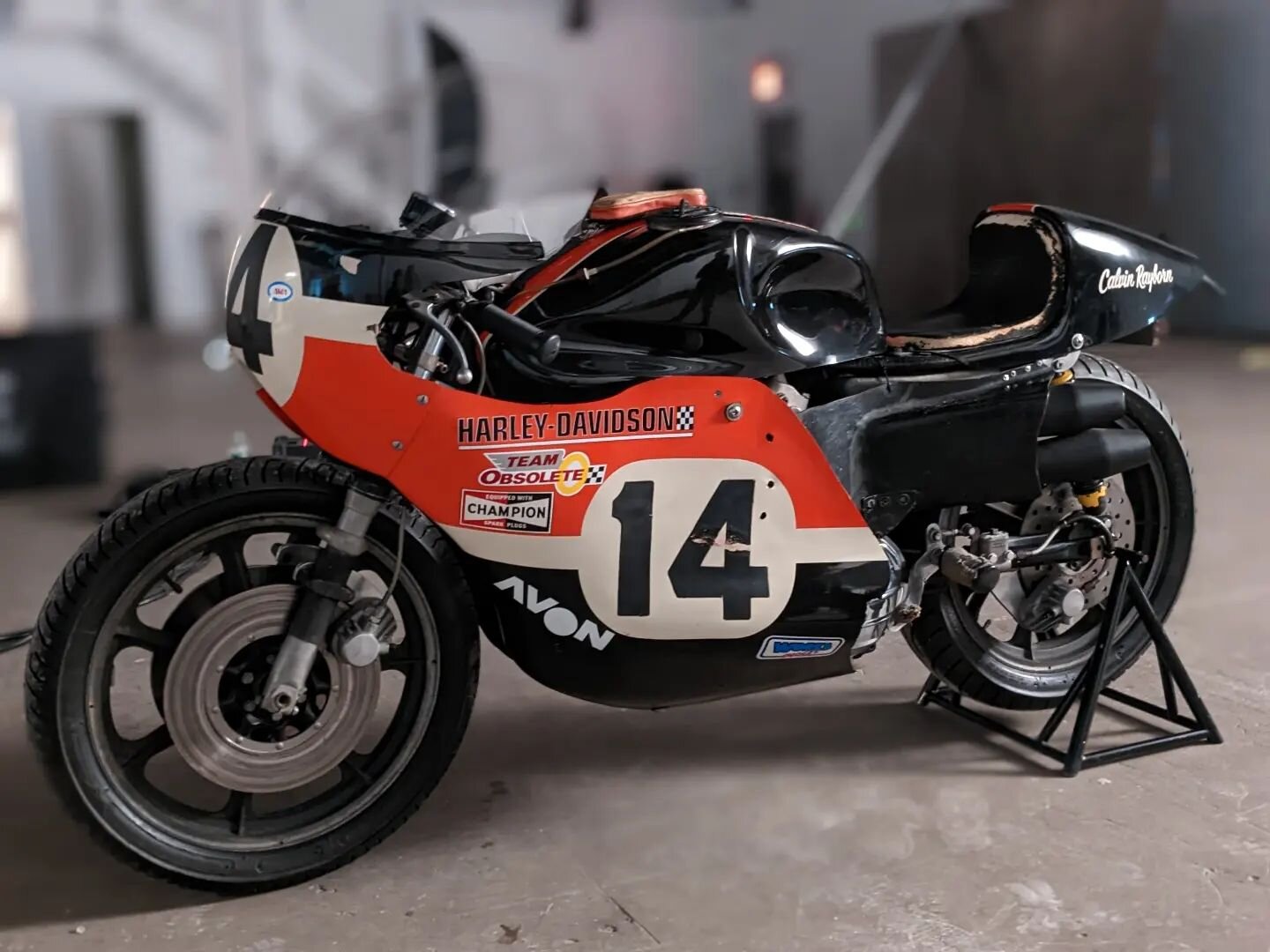 in the studio with Cal Rayborn's @harleydavidson XR750TT #calvinrayborn #calrayborn #harleydavidson #xrtt #roadracing #americanroadracing #legends