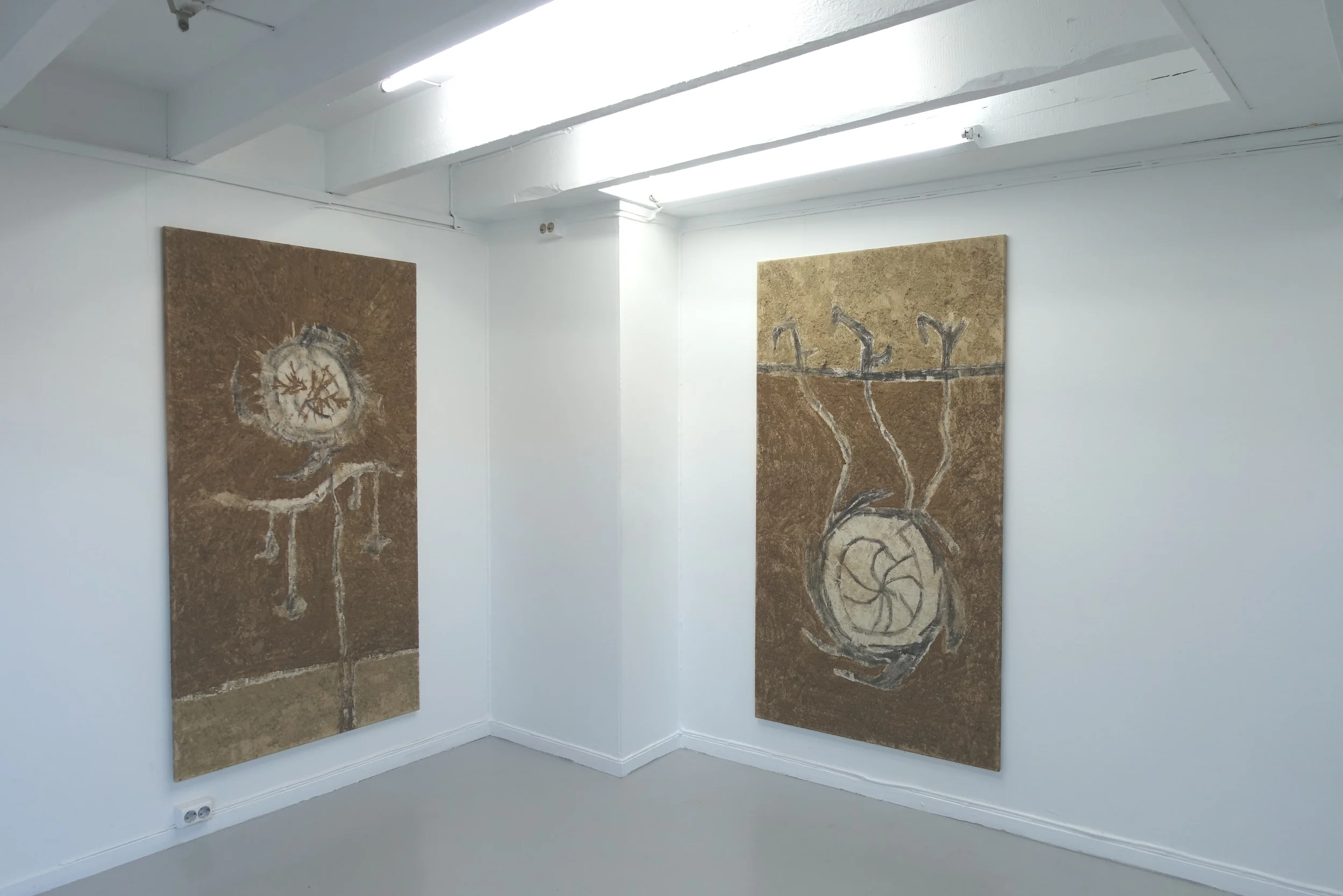 Martin Stråhle, Bäska Droppar , 2019 og Vårrus , 2019 (sand, kull og bomullslerret) (Foto: Arnhild Sunnanå)