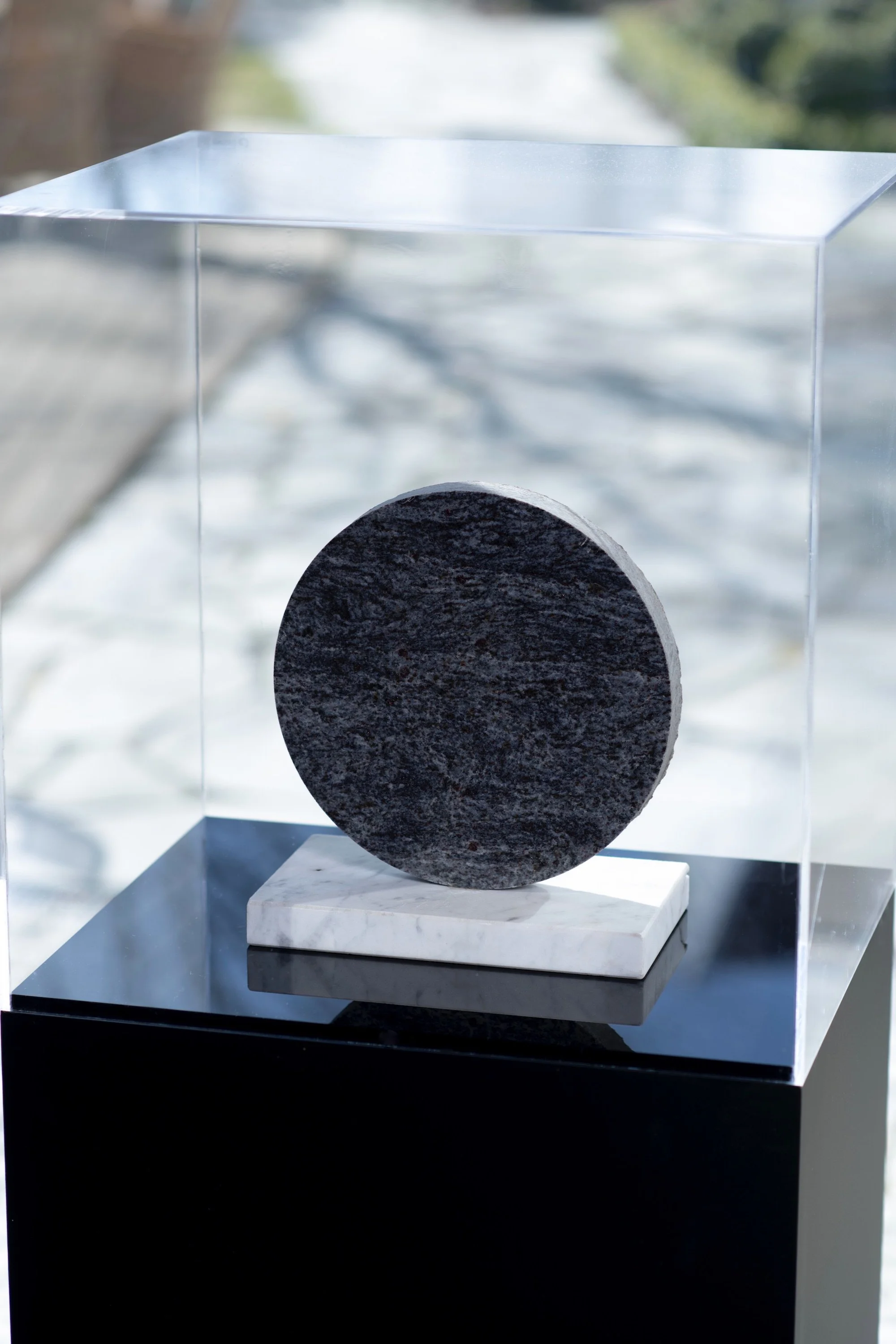 Blå toner, stedlig ro. Margrethe Aanestad