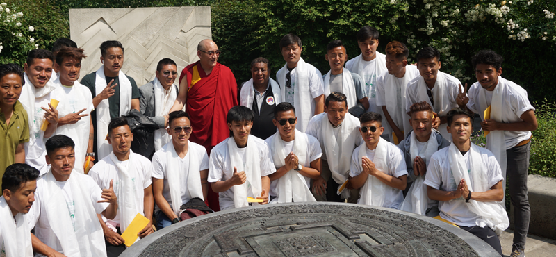 The consecration concluded with His Holiness and Martsang Kagyu London Centre presenting a khata and a gift to all 25 members of the Team Tibet squad