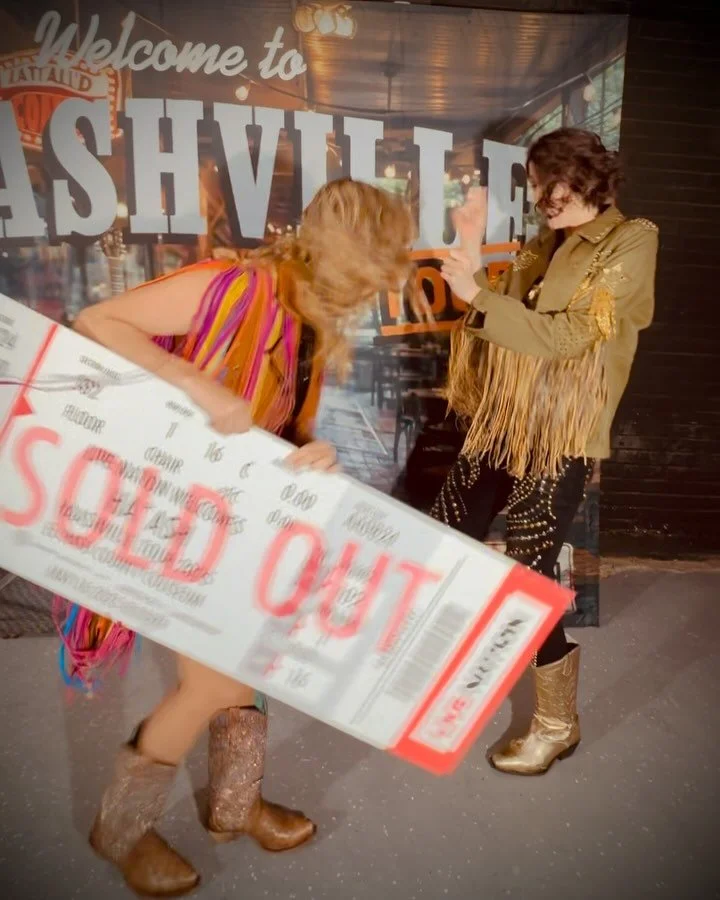 Vivir en HAASHVILLE 🌵🇺🇸🤠 nos ha llenado el corazón inmensamente. EL PASO nos regalaron un viernes 🤠🤠🤠🤠🤠 INNNNN CRE Í BLE!!!!!! Hoy nos vemos en AUSTIN para seguir de fiesta.
Foto 8. En que mood estás tu?