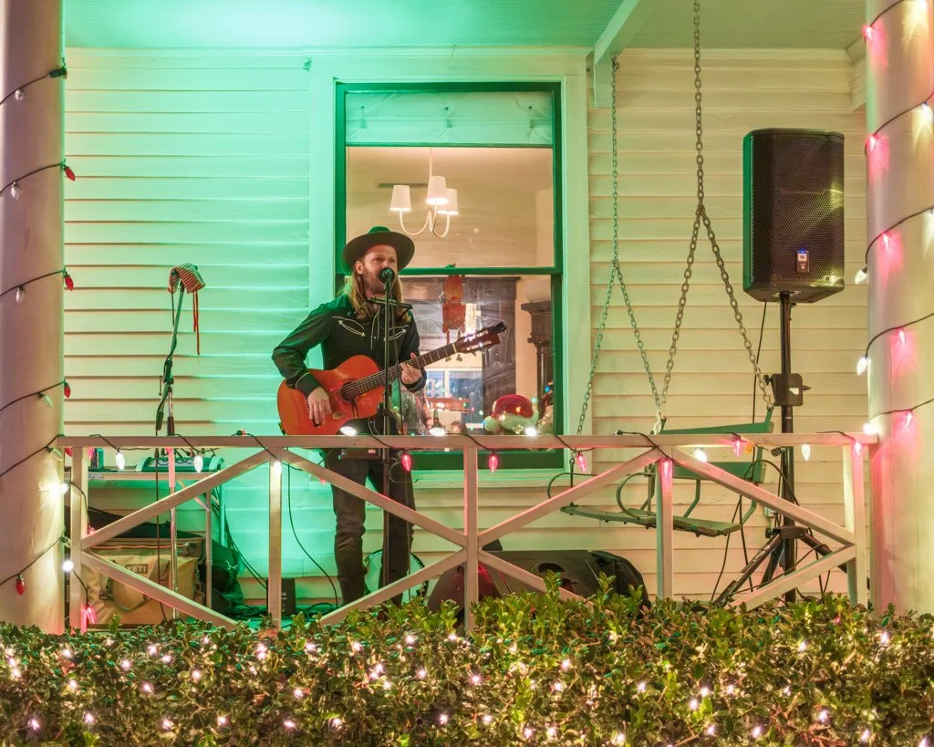 A couple snaps from Lights in the Heights on Saturday.  Thanks to the Georges for hosting and to everyone that stopped by and helped spread some holiday cheer.  Merry merry y'all!
.
📷 Tom Flaherty
.
#mightyhud #live #music #singer #songwriter #story