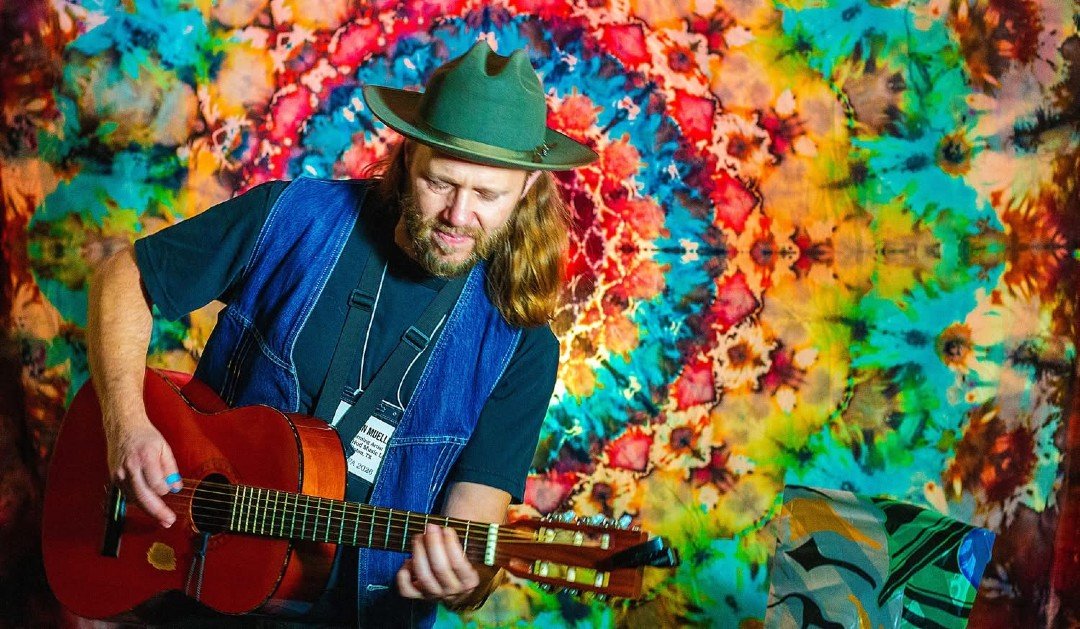 @swrfolkalliance sure was groovy.  Glad I got to pick with @hampbrockman during his showcase.  Thanks @johnwhipple3 for snapping these 🌻☮️🌈