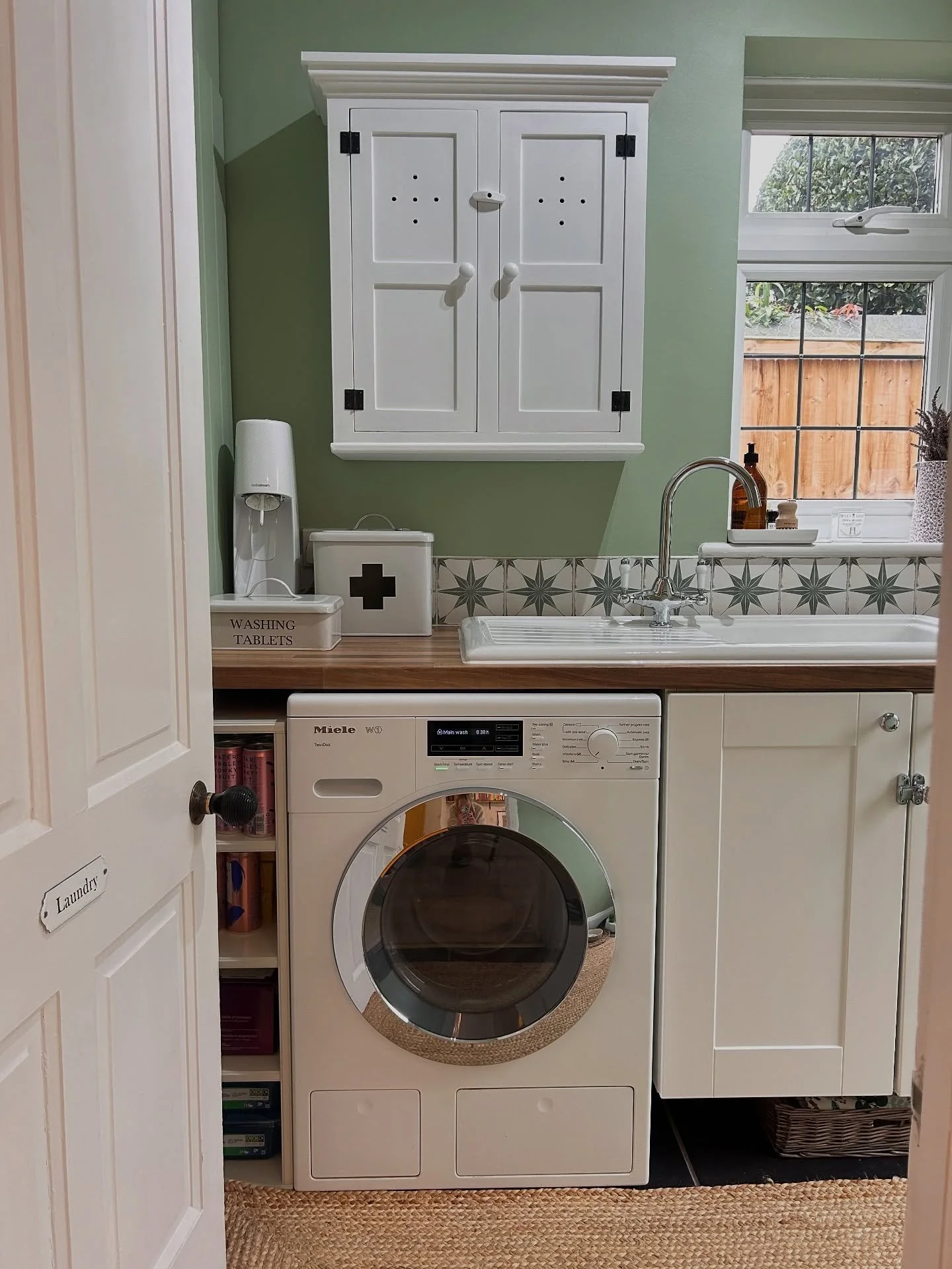 In my utility room era... 💁&zwj;♀️ look, I know this post is nothing to do with books but... we spent the last few weeks making over our much-neglected utility room (on a budget!) and honestly I am SO happy with the result. So happy I felt it deserv