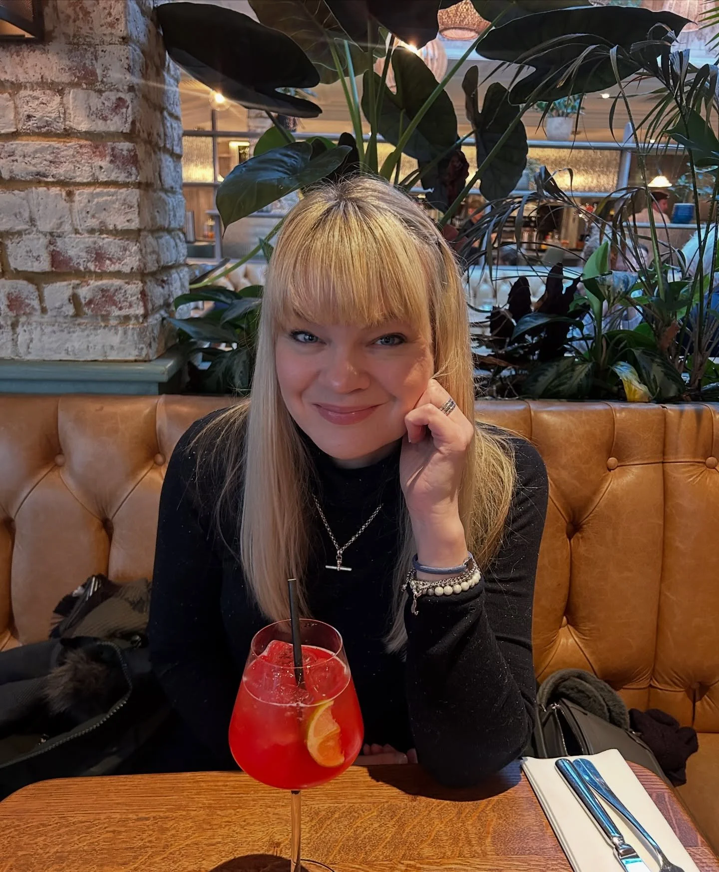 Publication day things 🥰 side note: this song, one of my absolute favourites of all time, somehow also sums up my relationship with writing perfectly 😂