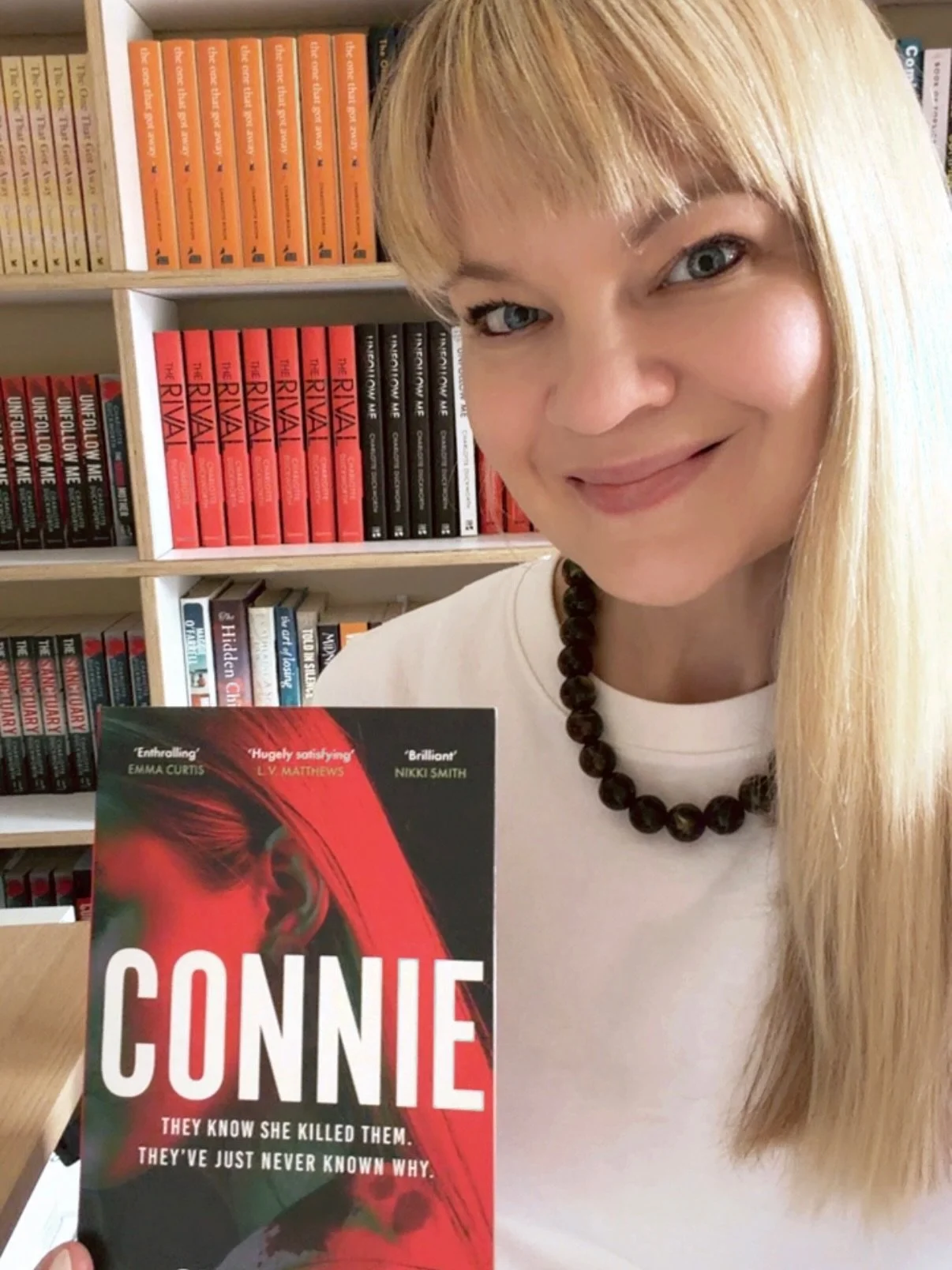 🇺🇸🇺🇸🇺🇸 PSA: the paperback of Connie is now out in the US! 🥳 Had the loveliest lunch in London with @bylizzybarber to celebrate, plus a bonus baby-bird rescue thrown in 😍🥰