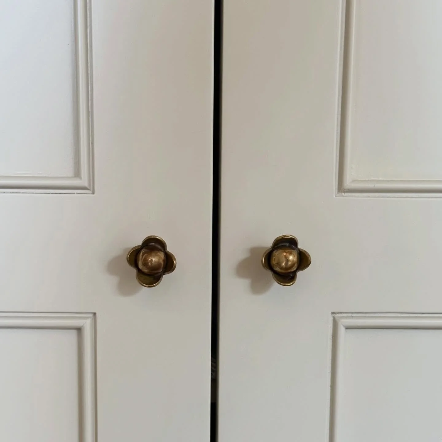 Tiny flower knobs in a cute little closet?&hellip; yes, please!
#jmarxatelier #jmarxatelier2