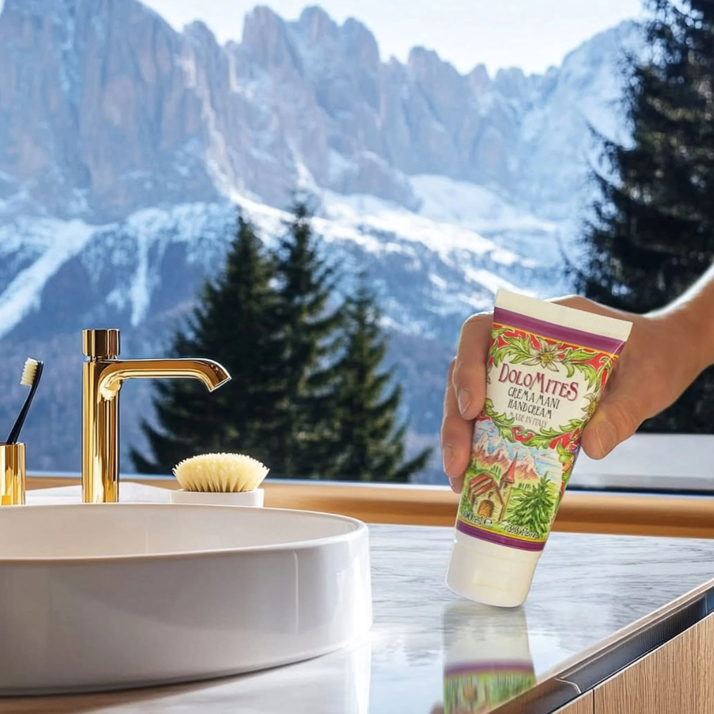 #CC-3632 Dolomites Hand Cream Lifestyle 300dpi RGB.jpg