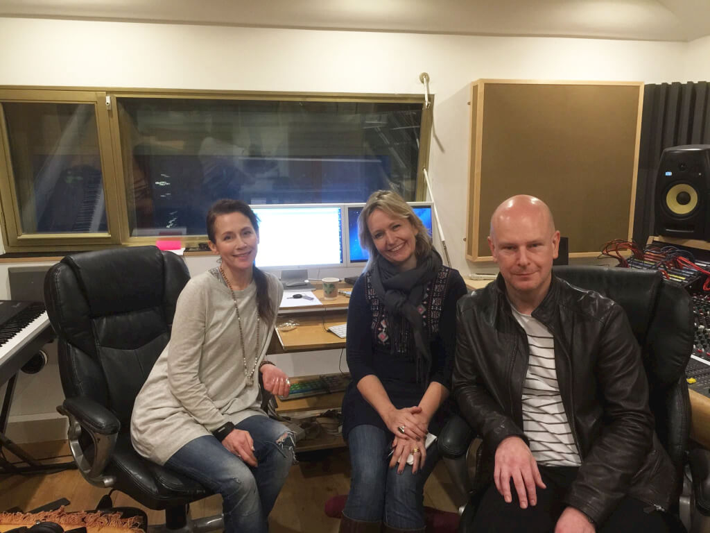 philip-selway-radiohead-lou-rhodes-lamb-lizzie-pickering-in-evolution-recording-studios-oxford.jpg