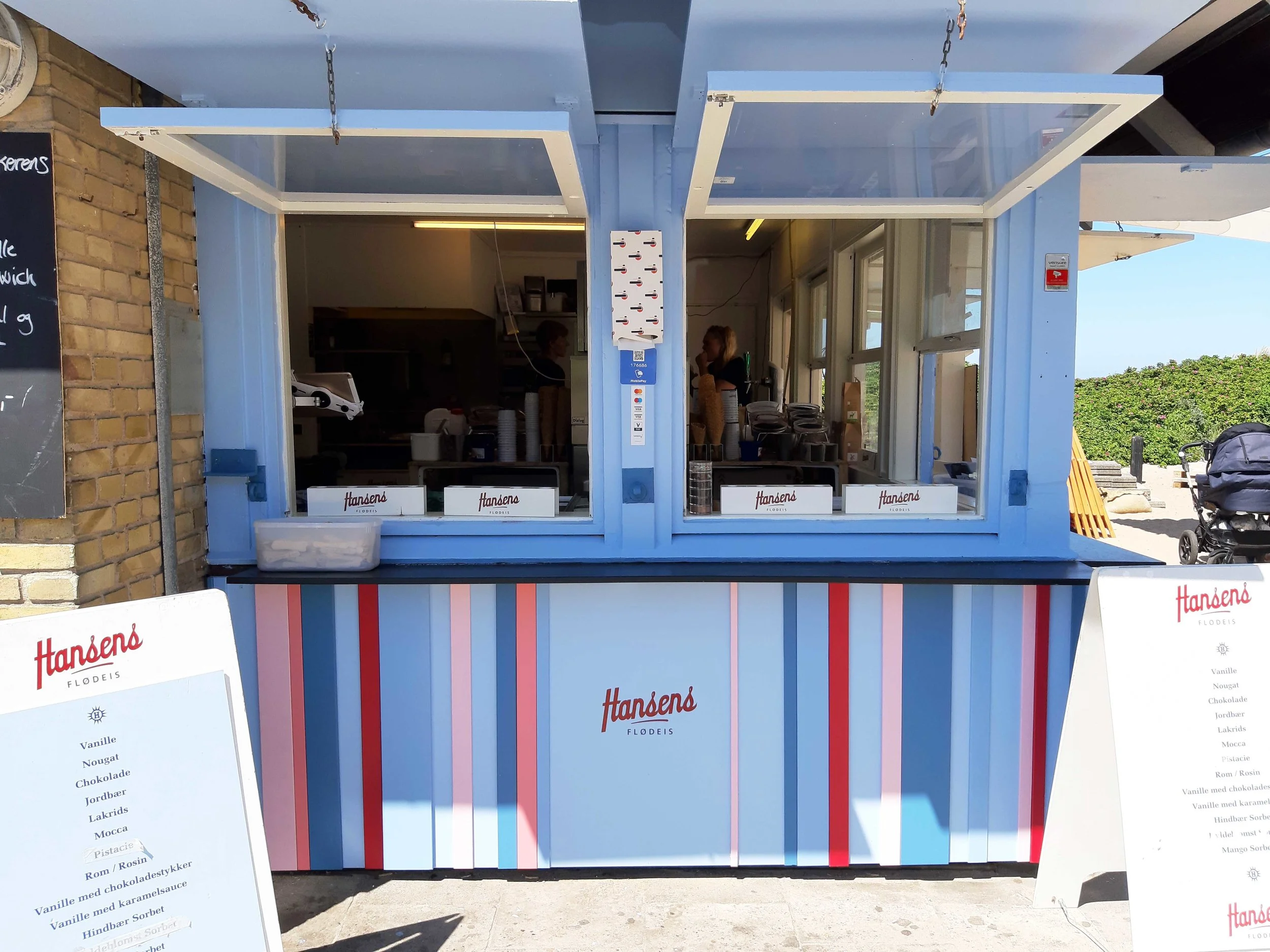 Tilsvildeleje Strandkiosken fik ny facade i klassisk Hansens is-stil