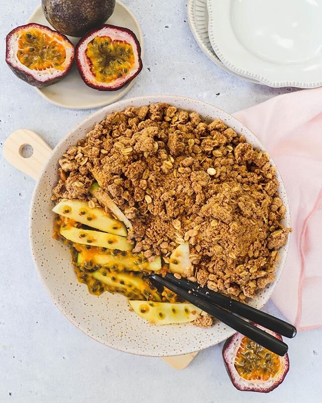 Craving a winter-warmer dessert? Well this Passionfruit Apple Crumble is sure to satisfy your sweet tooth 🙋🏽&zwj;♀️ SAVE this post for the recipe.

6 @aussiepassionfruit pulp removed 
4 apples, peeled and thinly sliced
1/2 tsp ground cinnamon 
1/2 