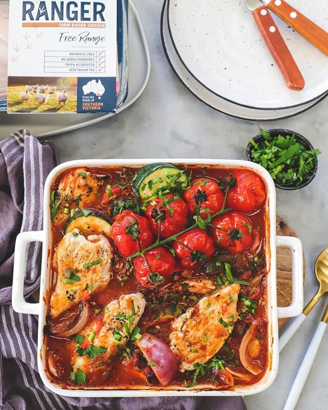 Tuscan Baked Chicken 😍😋
⠀
There&rsquo;s nothing better than sitting down to a meal that really warms your belly in winter.
⠀
This dish is one of my favourites and bursting with goodness from fresh vegetables, fresh herbs of  @thefreerangerchicken. 