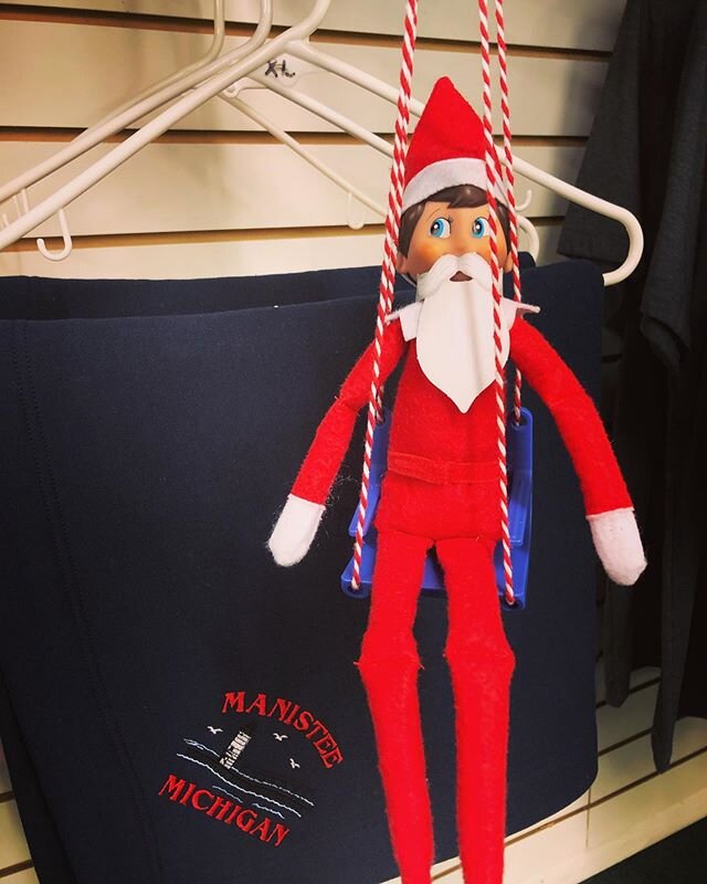 Rico? Is that you? #elfontheshelf #manistee #sportsink #6daystillchristmas