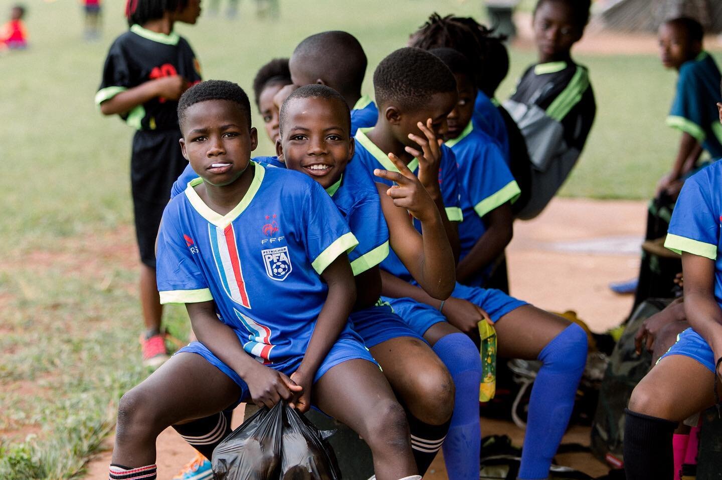 When the team has fun together, laugh together then win together! The joys of teamwork 😊

&mdash;-

Quand l'&eacute;quipe s'amuse ensemble, rigole ensemble puis gagnez ensemble ! Les joies du travail en &eacute;quipe 😊

#football #Cameroon #youthfo
