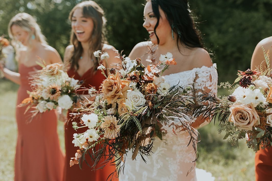 A glimpse into Savanna + Brandon&rsquo;s day, created with layers of so many favorite textures and foliage varieties 🍂🧡🌾&thinsp;
&thinsp;
✨I&rsquo;m planning on making a reel of this one filled with our behind the scenes clips but you know, time ?