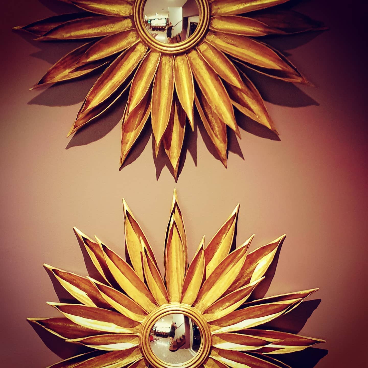 Mancave Sunburst Mirrors.
Sunburst mirrors date back to Louis XIV, known as the &ldquo;Sun King&rdquo;, and as the story goes, he used to stare into his sunburst mirror each morning to see his face in the center of the sun&rsquo;s rays.&nbsp;&nbsp;🌞