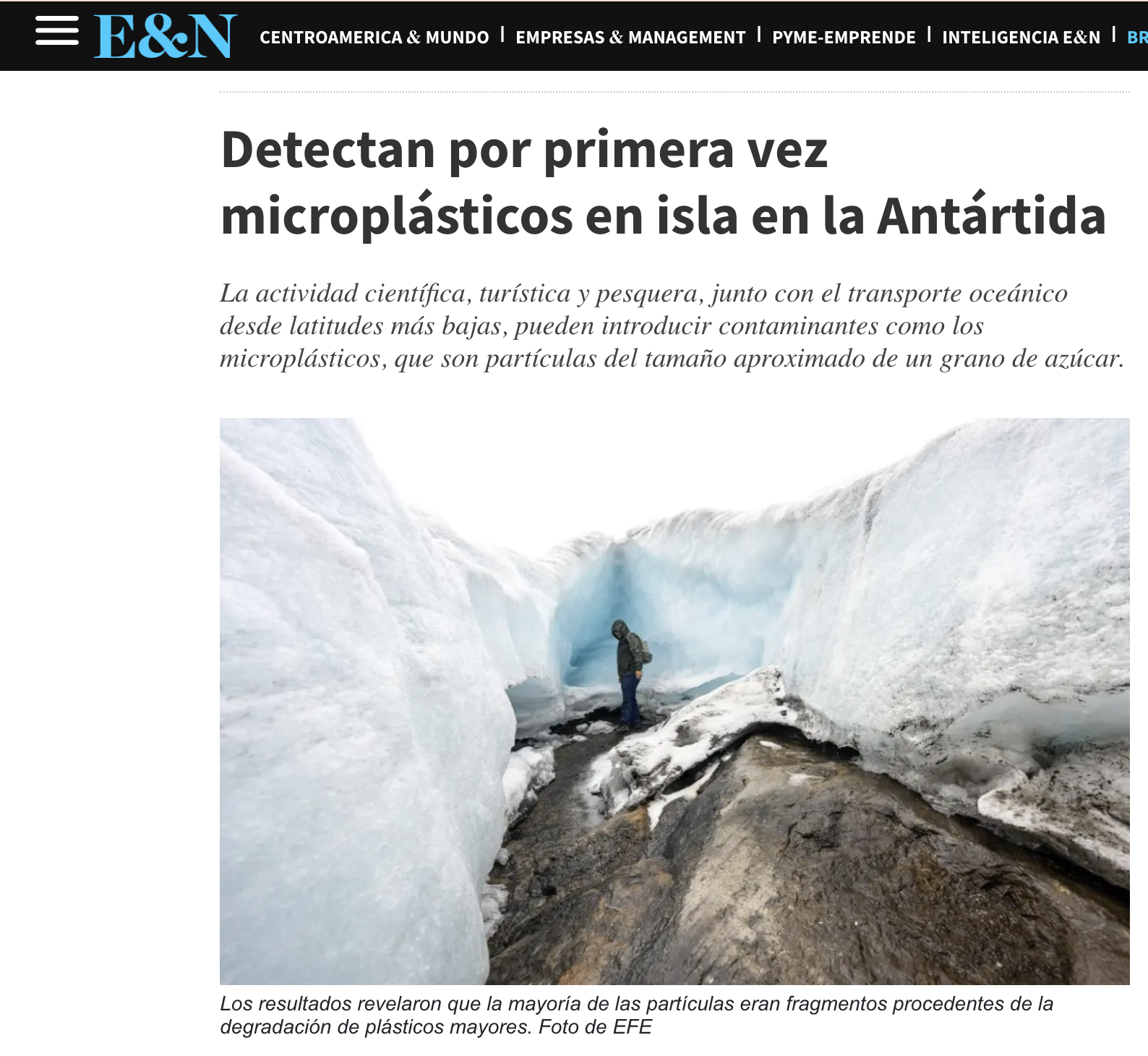 Persona caminando entre paredes de hielo en una isla de la Antártida, en una nota sobre la detección de microplásticos por primera vez en este territorio.