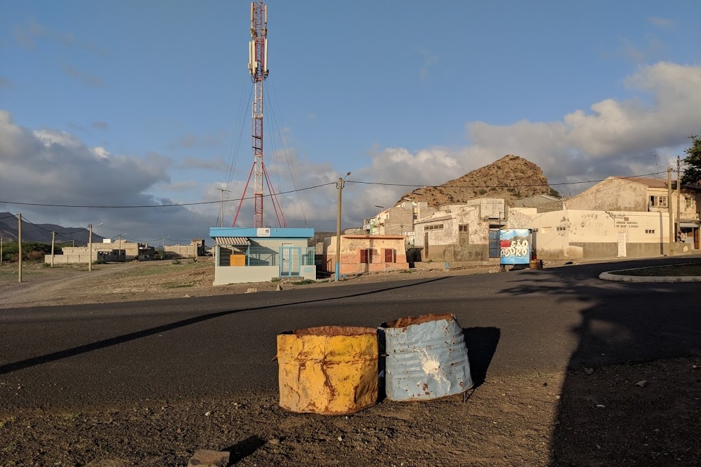 Tachos de basura diferenciada en San Pedro (cerca de Mindelo), Cabo Verde