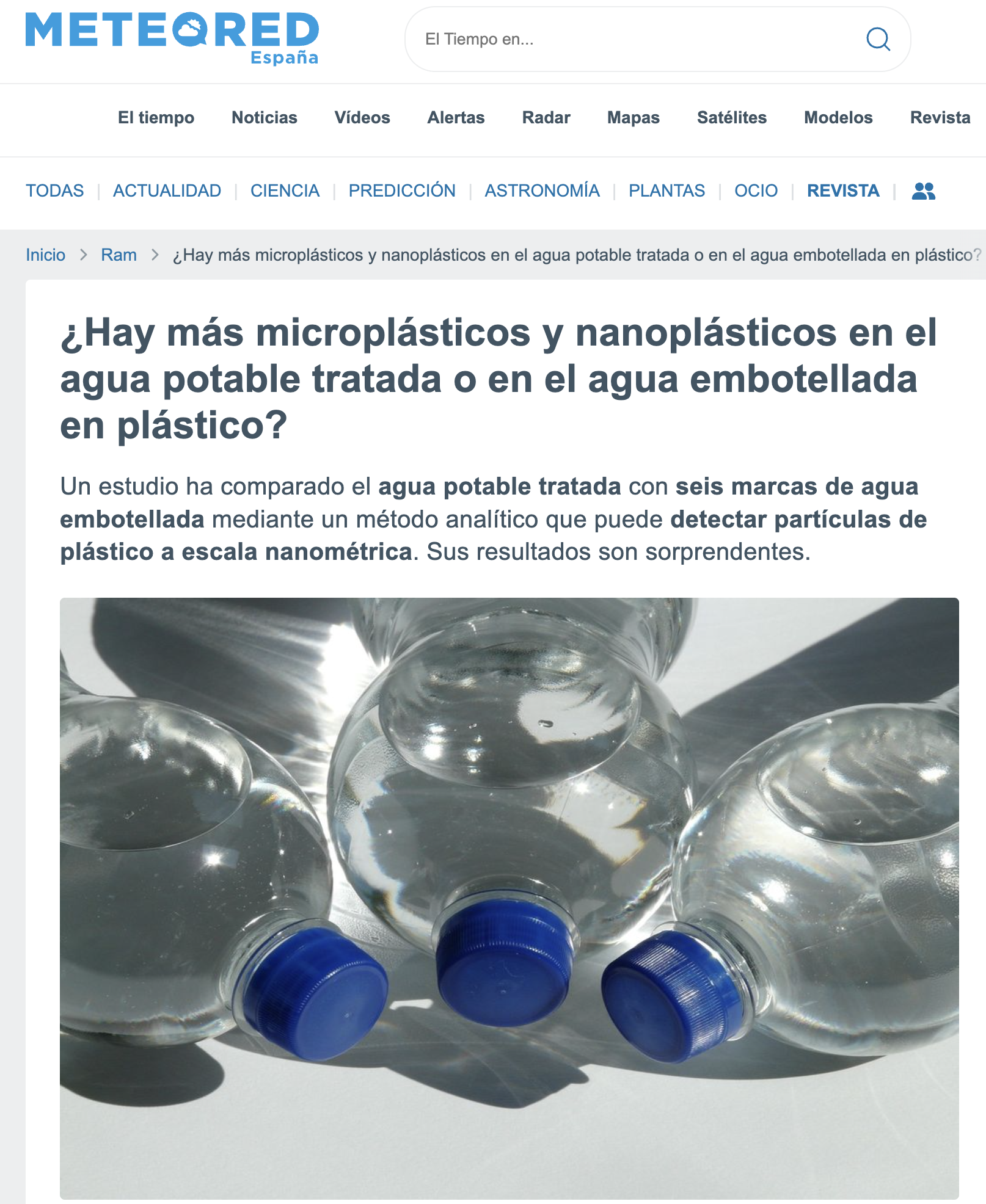 Vaso de agua con representación conceptual de micro y nanoplásticos que ilustra su presencia en agua potable tratada y agua embotellada.