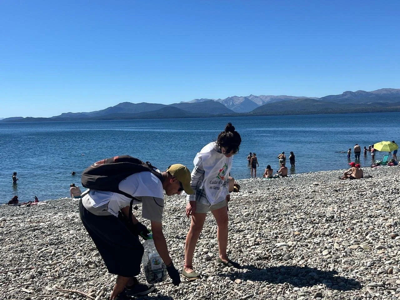 Jornada de limpieza comunitaria en el Paseo del Este de Bariloche en el marco de la campaña Verano Sin Plástico, con voluntarios cuidando el entorno natural.
