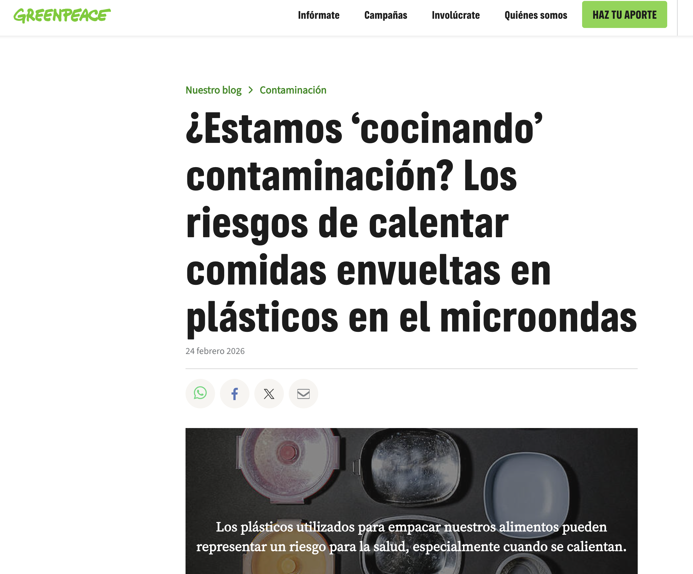 Envase plástico con comida precocinada calentándose en microondas, ilustrando la posible liberación de microplásticos al calentarse el plástico.