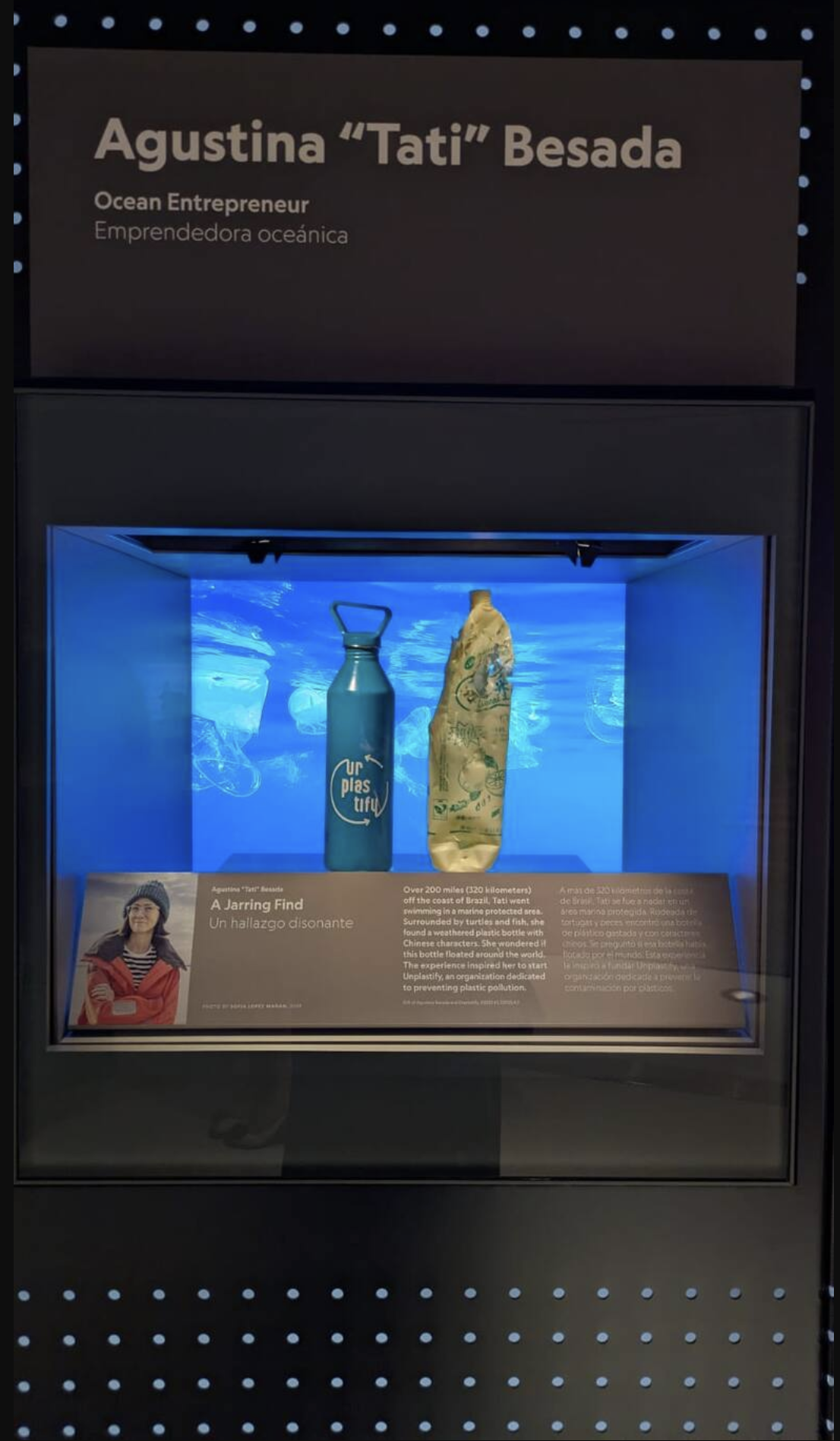 Botella plástica encontrada por Tati Besada durante una expedición oceánica y exhibida en el Museo de Exploración de National Geographic como símbolo de la contaminación por plásticos.