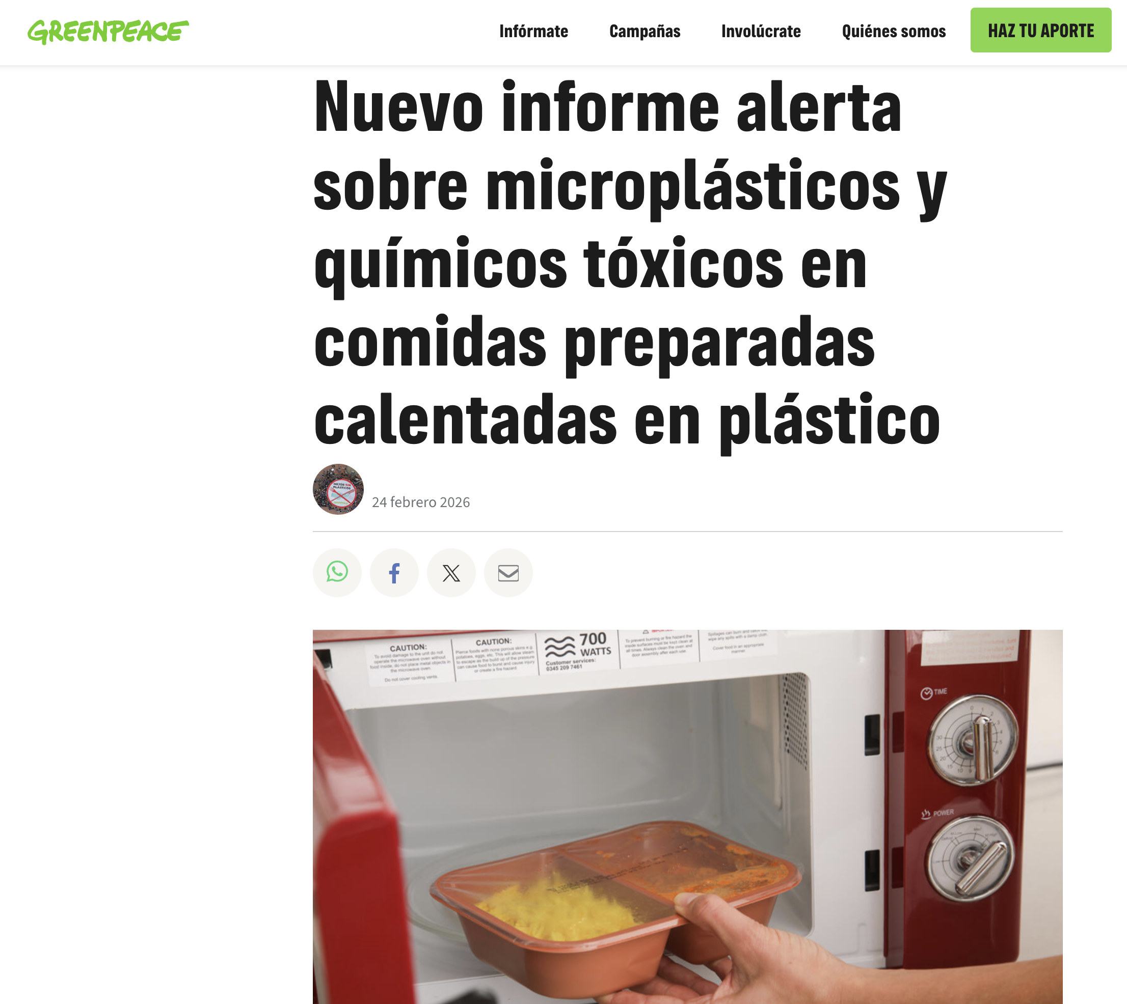 Comida preparada calentándose en envase plástico que ilustra la posible liberación de microplásticos y sustancias químicas al exponerse al calor.
